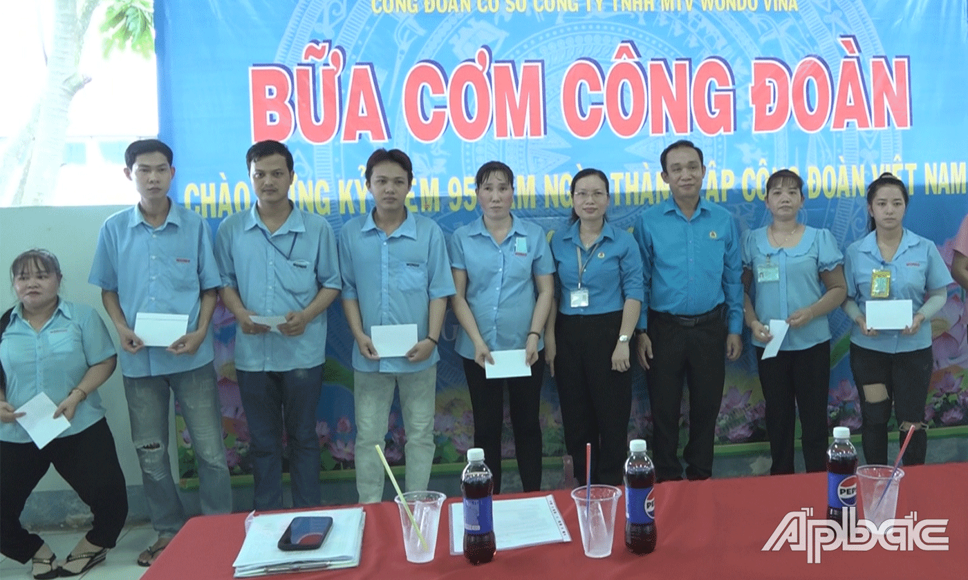 Tặng quà cho đoàn viên công đoàn có hoàn cảnh khó khăn.