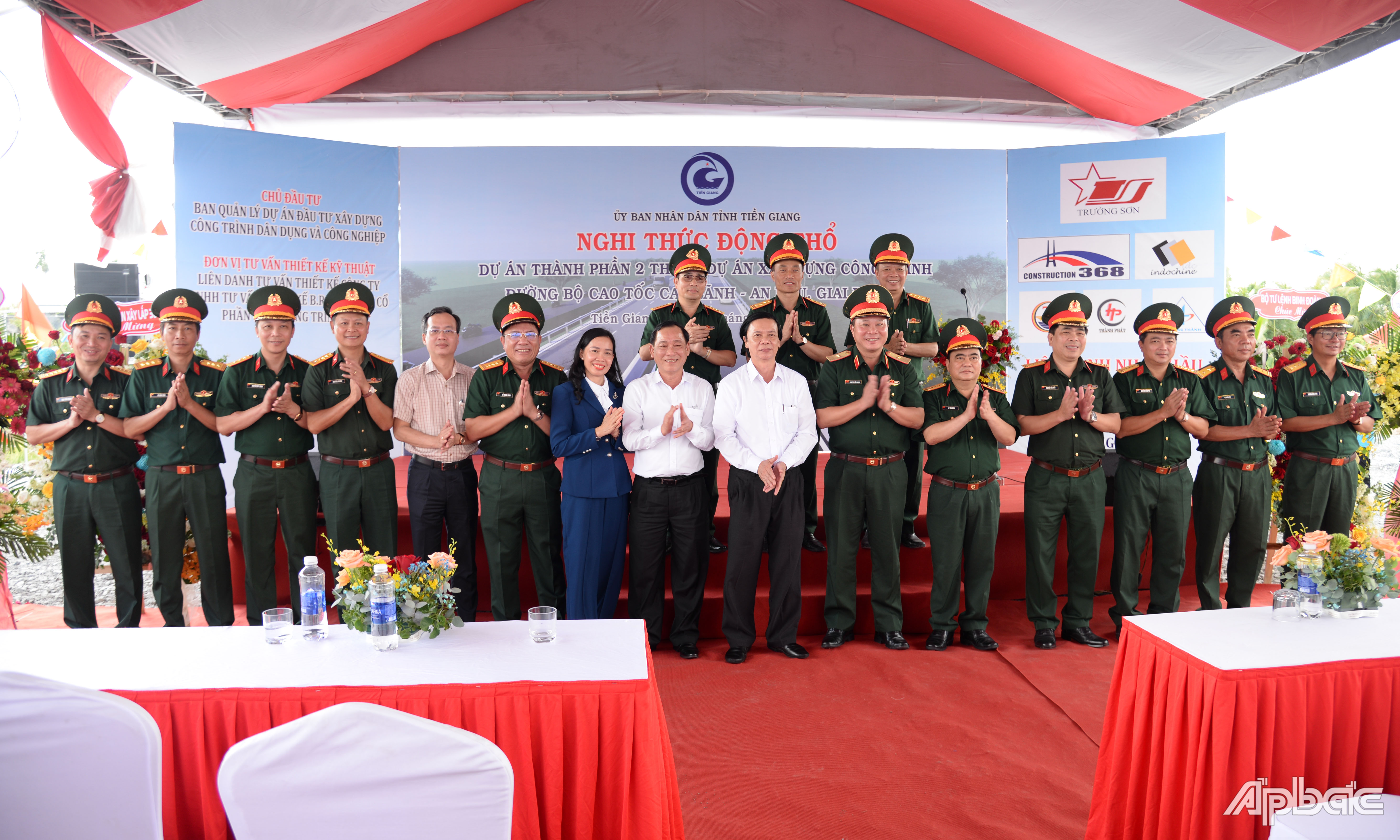 Lãnh đạo tỉnh chụp hình lưu niệm cùng nhà thầu thi công.