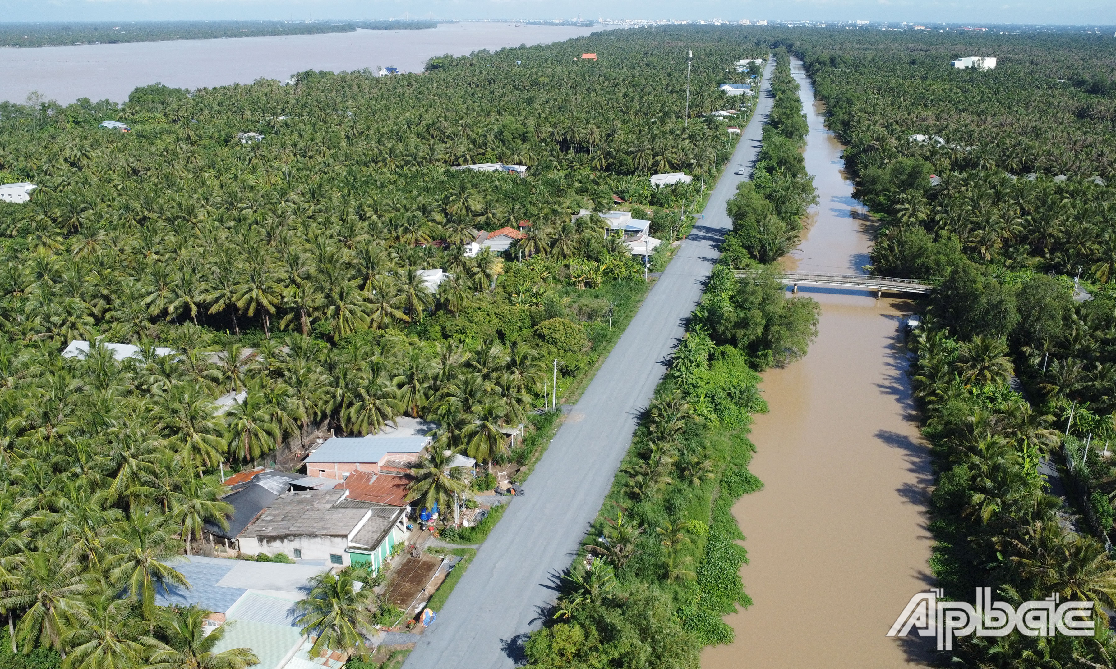 Trước đó, đoạn đường do Công ty TNHH Thương mại Dịch vụ Xây dựng Minh Thái và Công ty TNHH Thương mại Xây dựng Thiên Thuận thi công cũng đã cơ bản hoàn thành việc thảm nhựa.