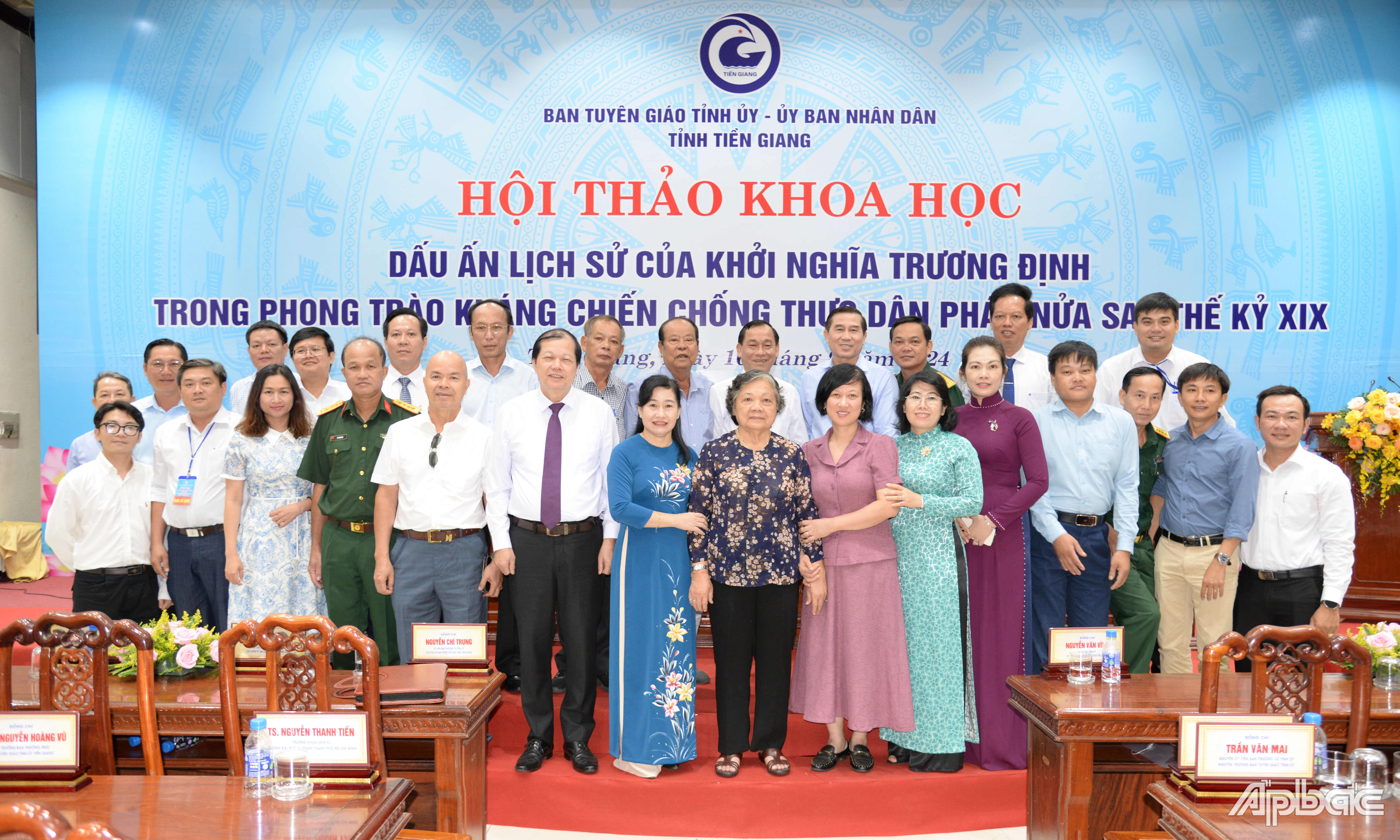 Các đại biểu chụp hình lưu niệm.