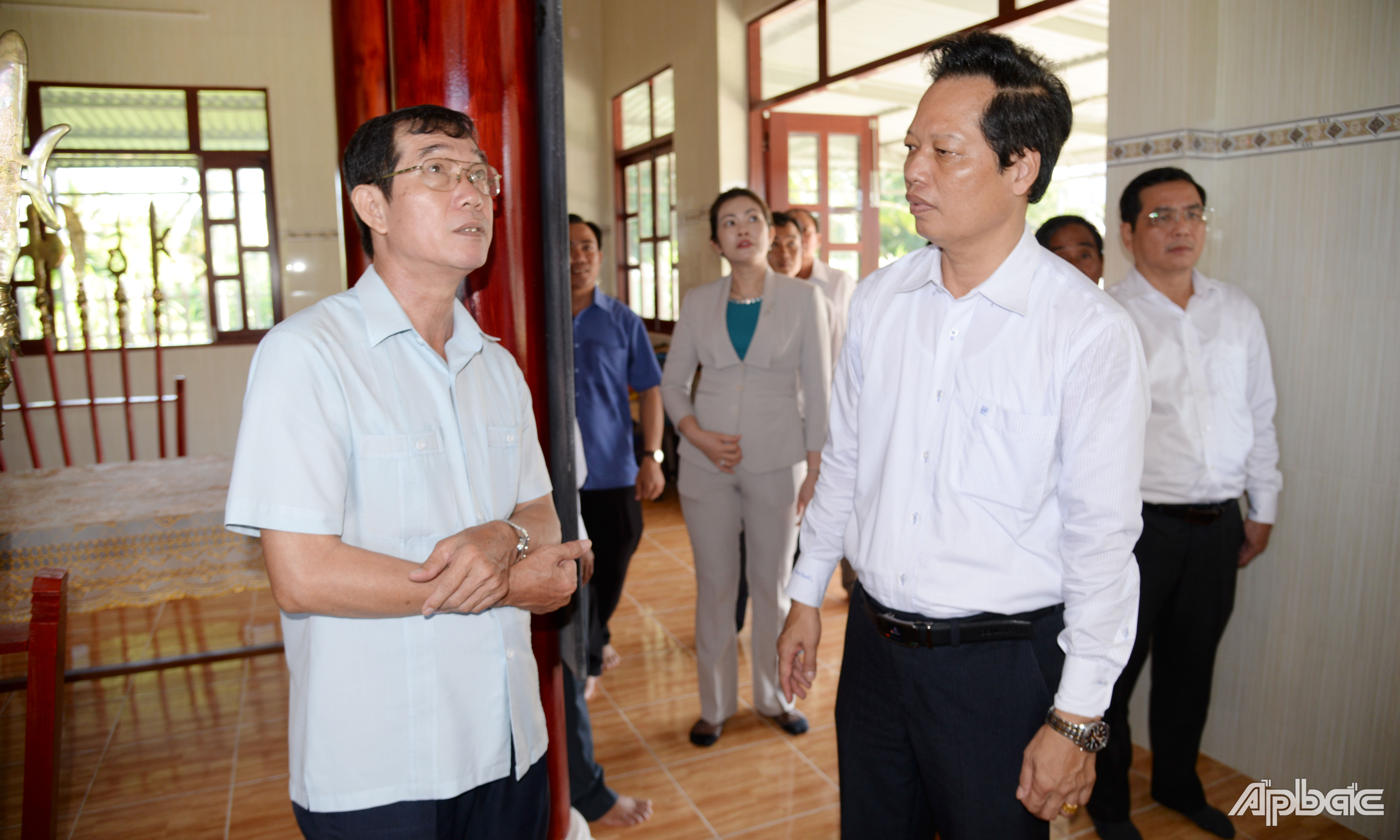 Đồng chí Nguyễn Thành Diệu trao đổi với lãnh đạo UBND huyện Gò Công Tây về công tác chuẩn bị Lễ kỷ niệm.