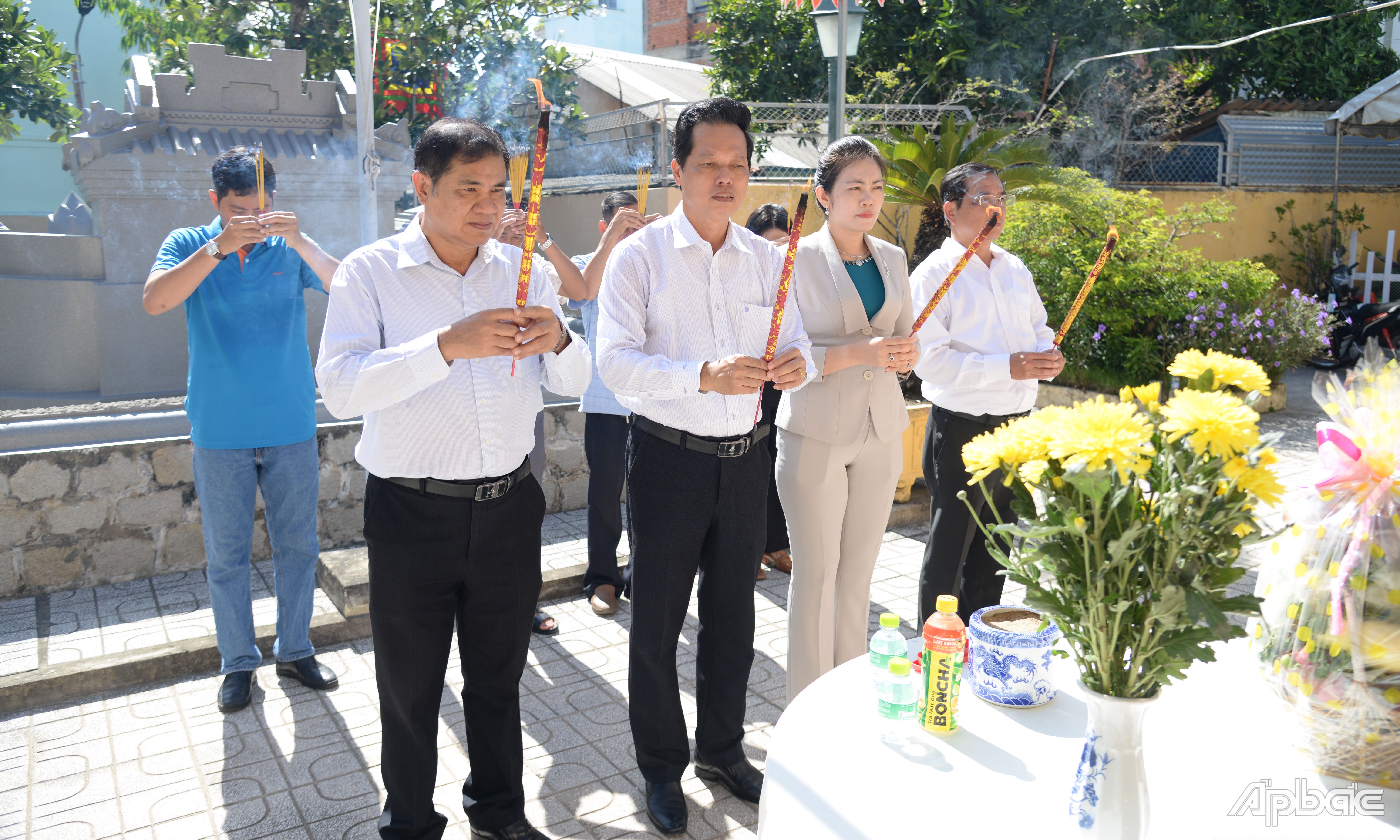 Đồng chí Nguyễn Thành Diệu cùng lãnh đạo các sở, ngành và địa phương thực hiện nghi thức thượng bảng di tích quốc gia đặc biệt tại Đền thờ AHDT Trương Định tại TP. Gò Công.