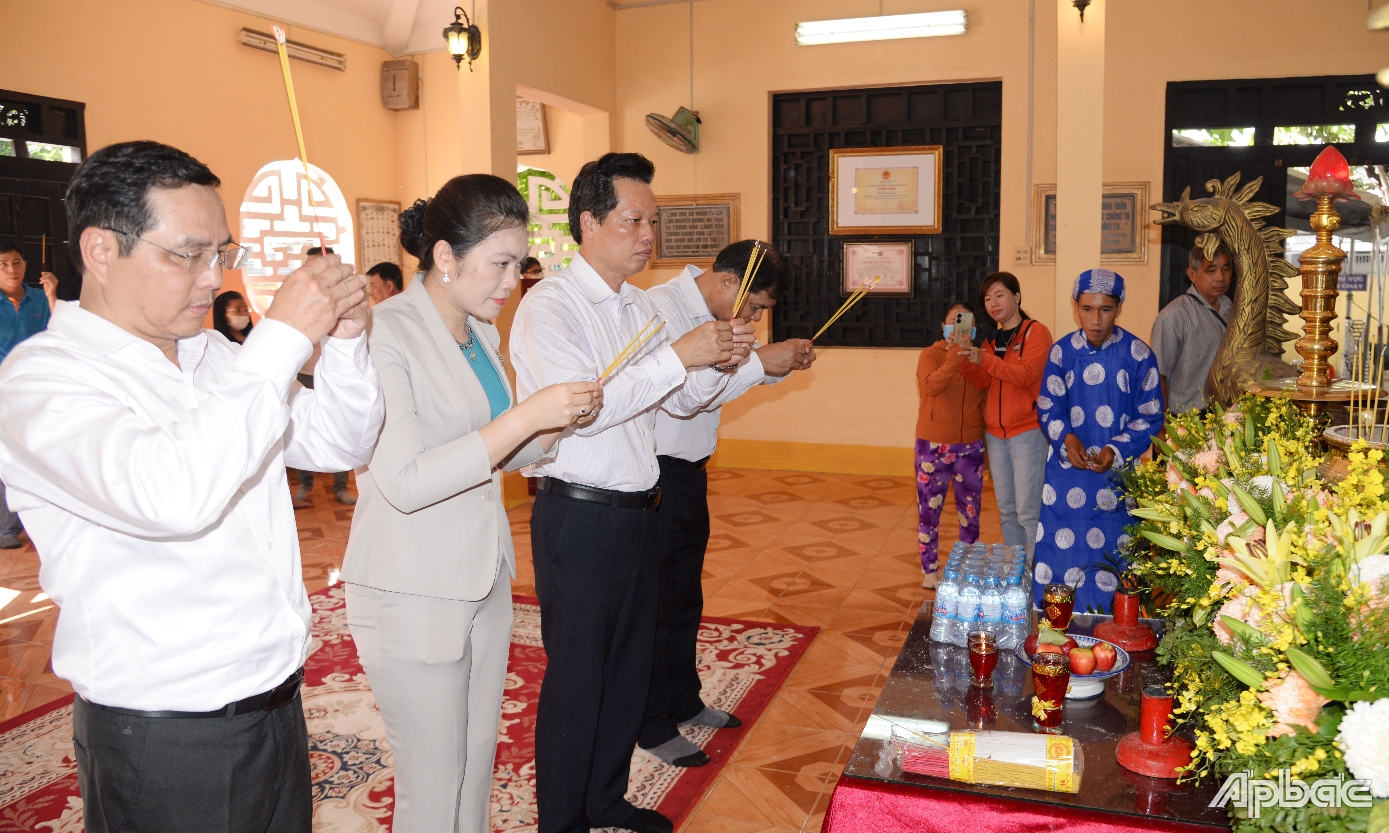 Đồng chí Nguyễn Thành Diệu cùng lãnh đạo các sở, ngành và địa phương dâng hương tại Đền thờ AHDT Trương Định tại TP. Gò Công.