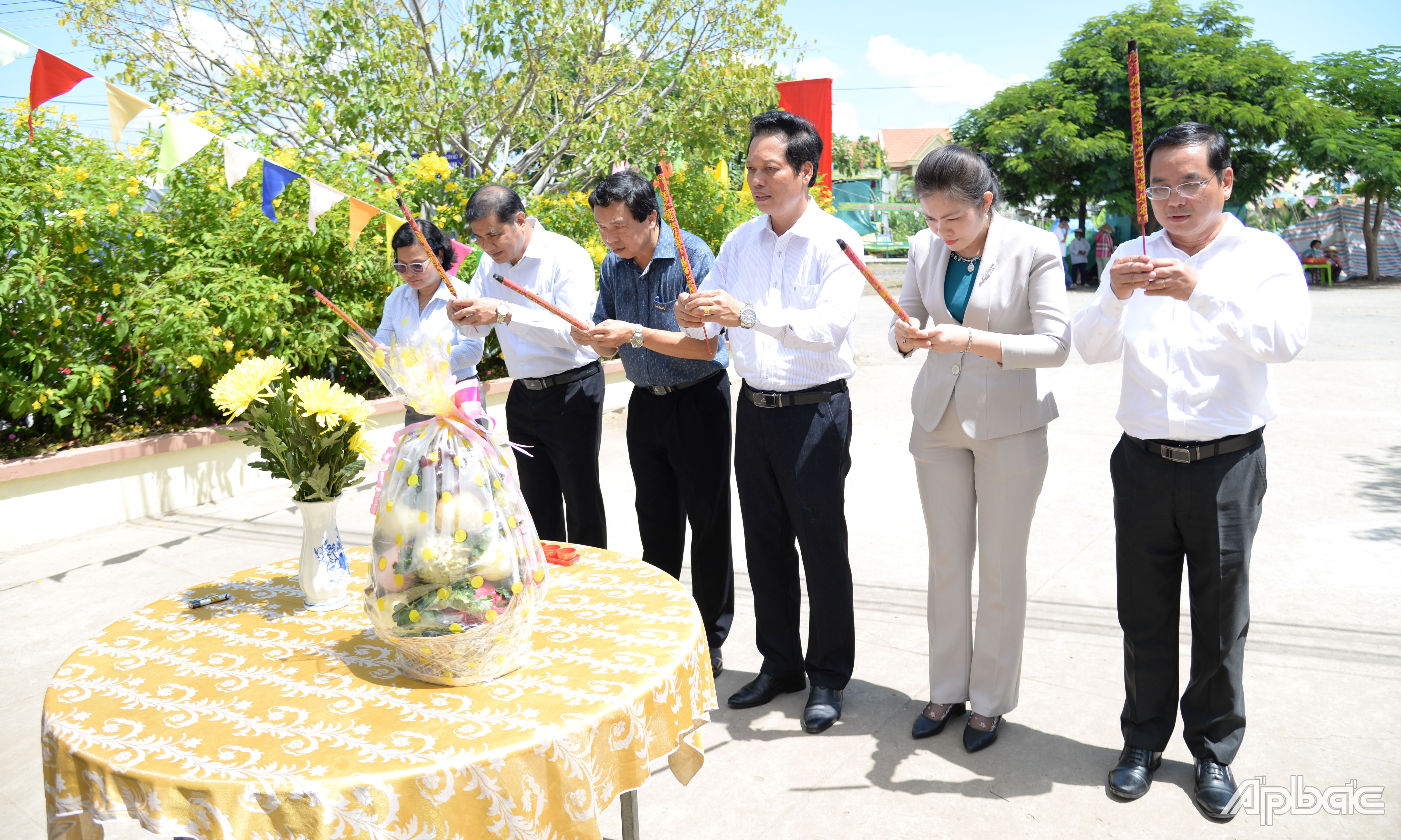 Đồng chí Nguyễn Thành Diệu cùng lãnh đạo các sở, ngành và địa phương thực hiện nghi thức thượng bảng di tích quốc gia đặc biệt tại Đền thờ AHDT Trương Định tại xã Gia Thuận.