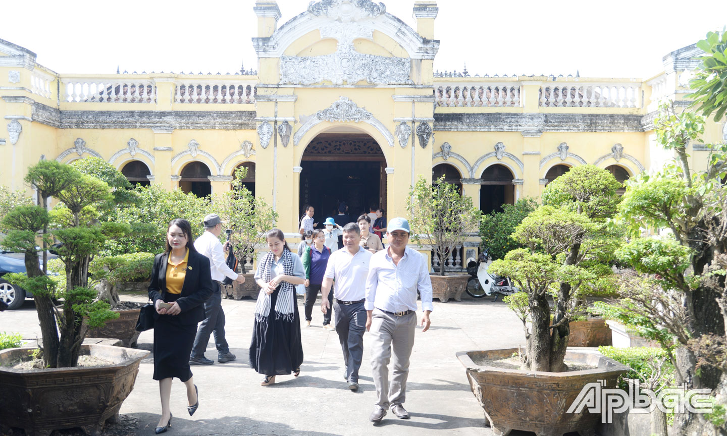 Ngày 17-8, Sở Văn hóa - Thể thao và Du lịch tổ chức Chương trình “Khám phá vùng đất xứ Gò” với sự tham gia của các doanh nghiệp du lịch, lữ hành trong và ngoài tỉnh. Ảnh: Đoàn đến khảo sát và tham quan tại di tích Nhà Đốc phủ Hải.