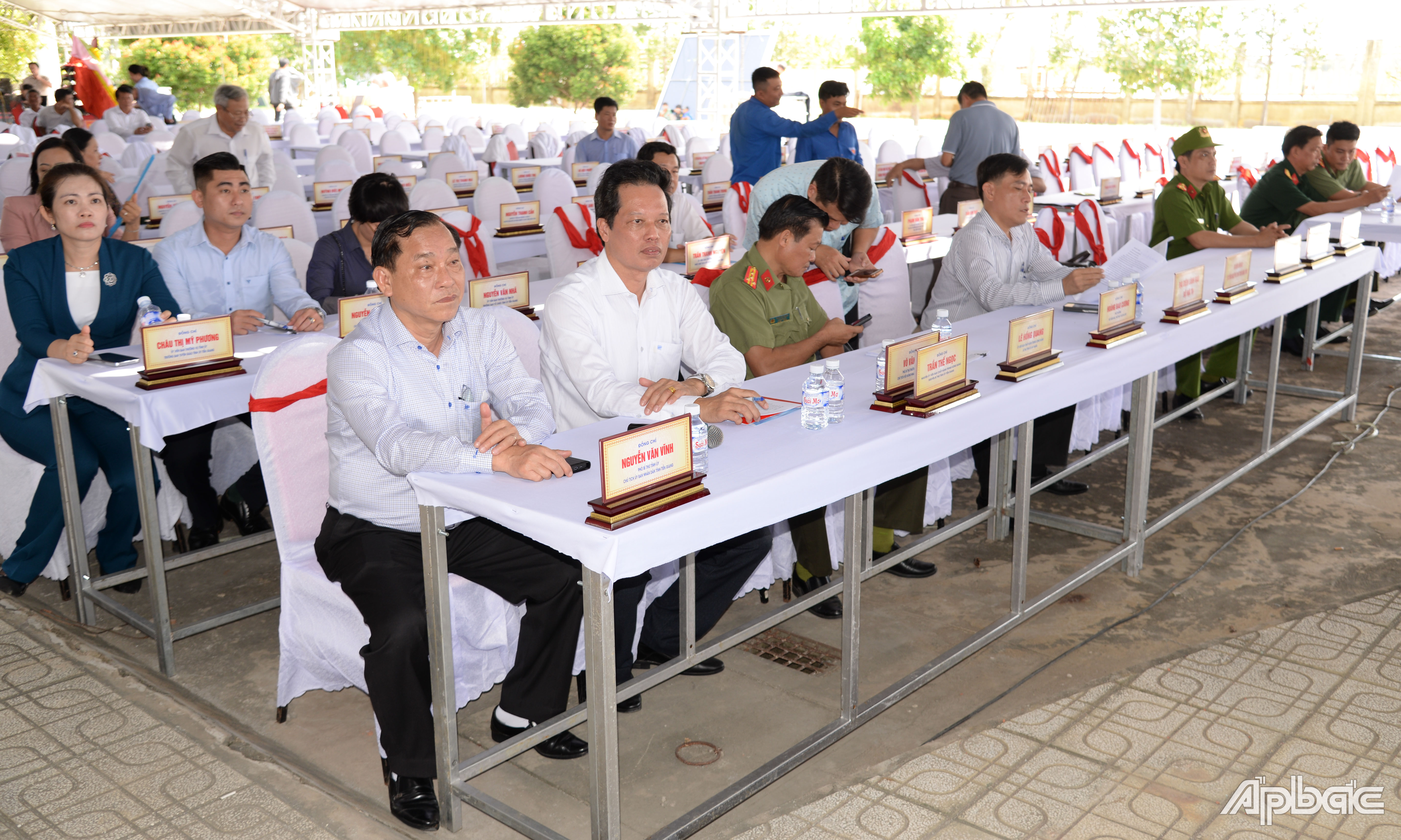 Đồng chí Nguyễn Văn Vĩnh và Nguyễn Thành Diệu dự buổi tổng duyệt chương trình Lễ kỷ niệm.