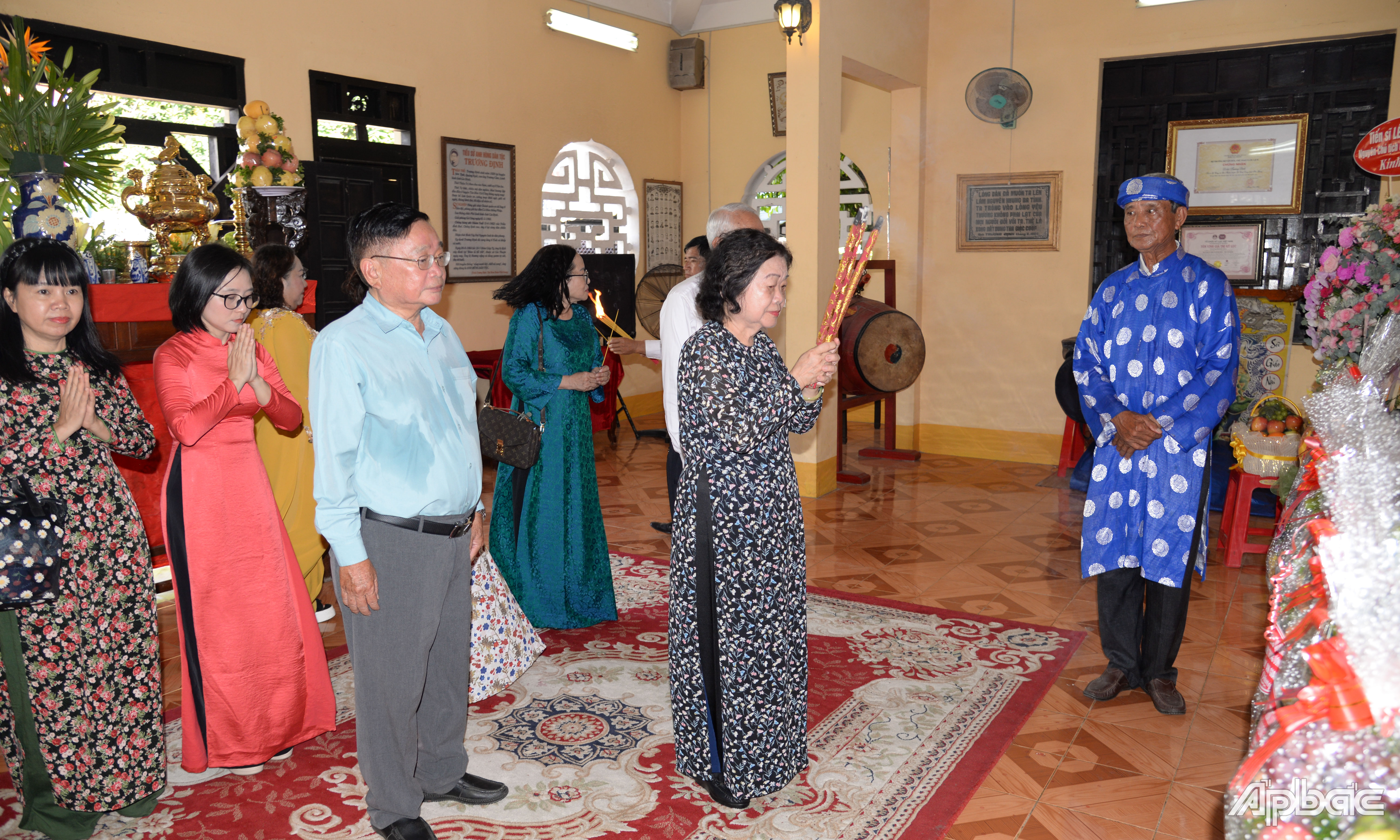 Đoàn của Quỹ Học bổng Vừ A Dính và Câu lạc bộ “Vì Hoàng Sa - Trường Sa thân yêu” viếng và thắp hương Đền thờ AHDT Trương Định tại TP. Gò Công.