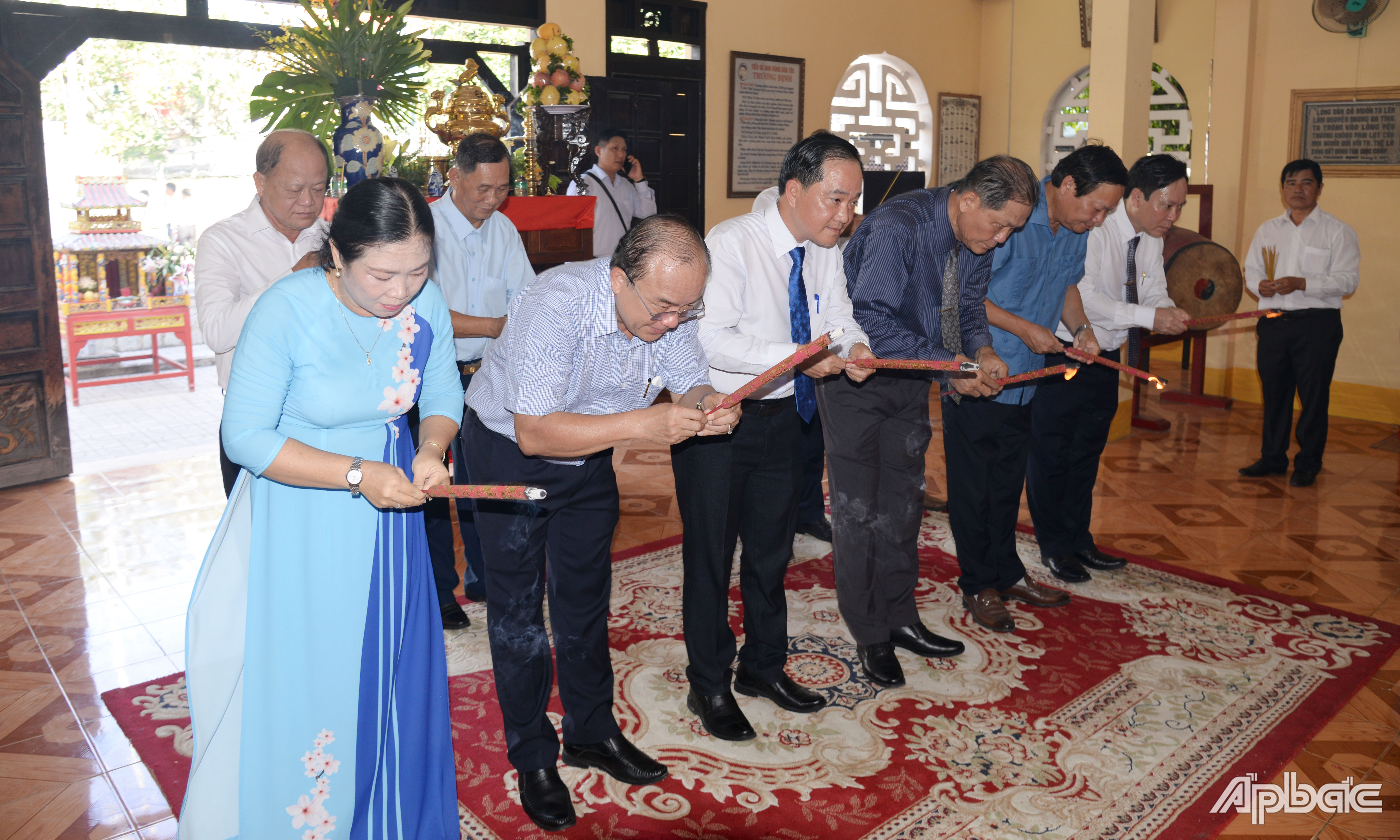 Đoàn lãnh đạo Thành ủy, HĐND, UBND, Ủy ban Mặt trận Tổ quốc Việt Nam TP. Gò Công viếng và thắp hương Đền thờ AHDT Trương Định tại TP. Gò Công.