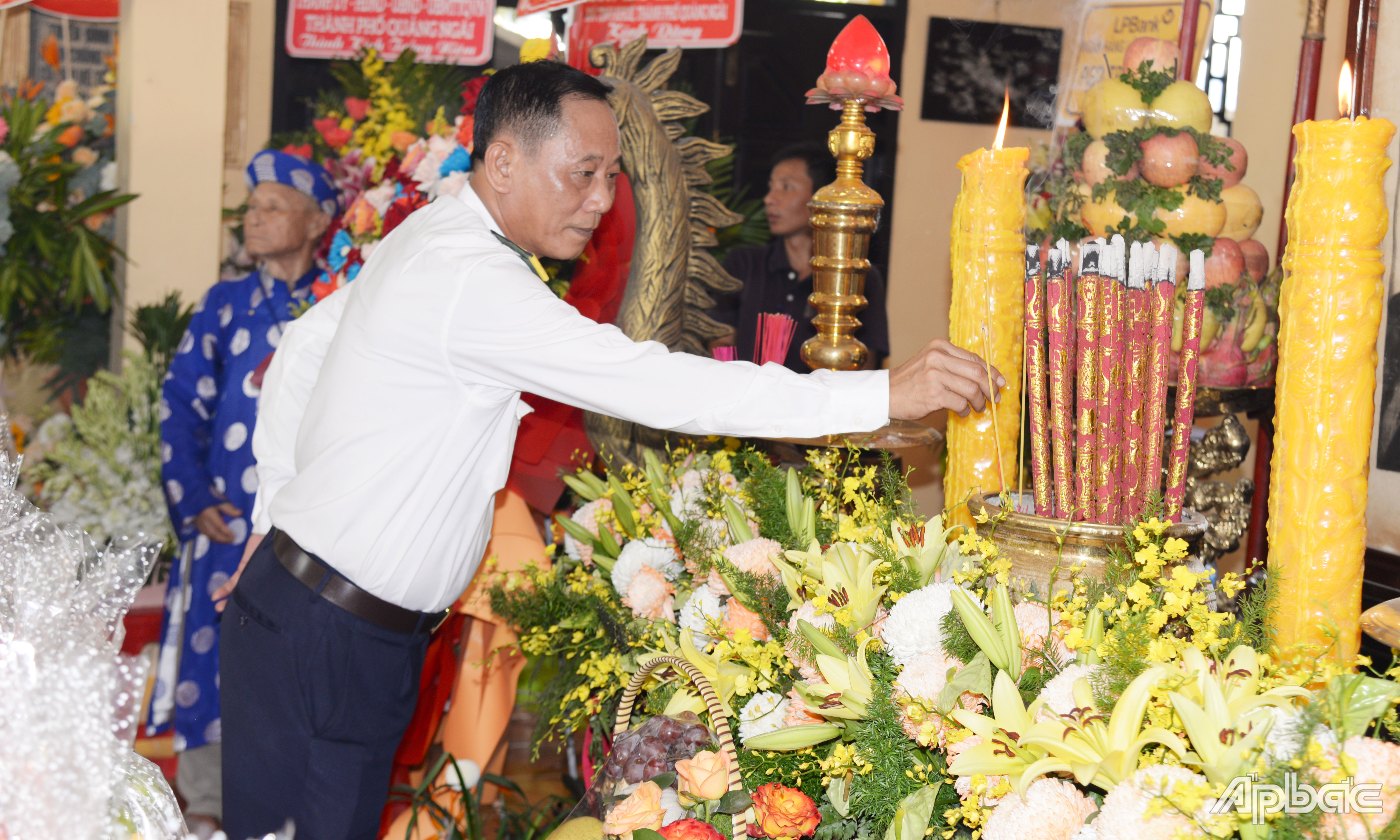 Cán bộ, đảng viên thắp hương tại Đền thờ AHDT Trương Định.