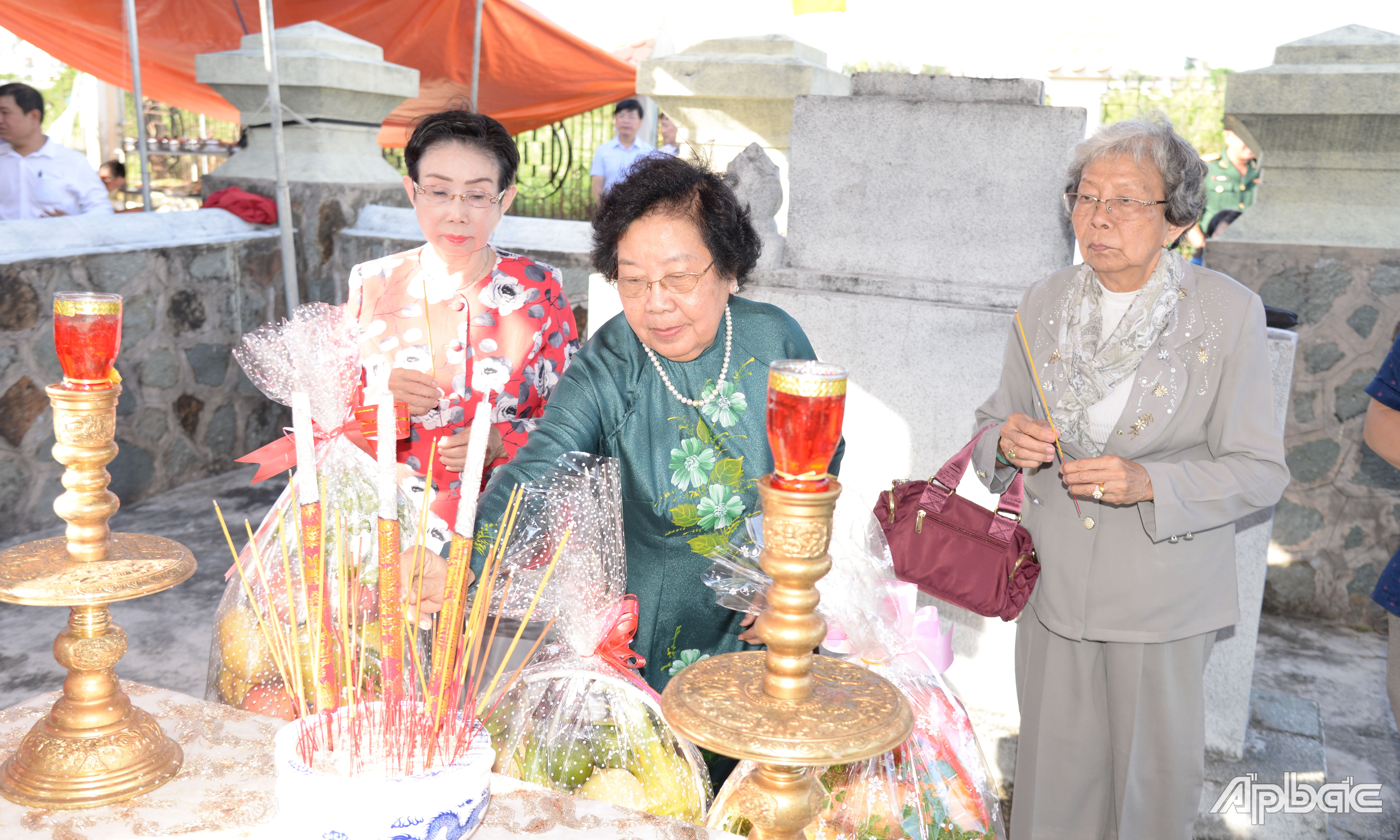 Đoàn Ban Liên lạc đồng hương Tiền Giang tại TP. Hồ Chí Minh viếng và thắp hương Lăng mộ bà Trần Thị Sanh.