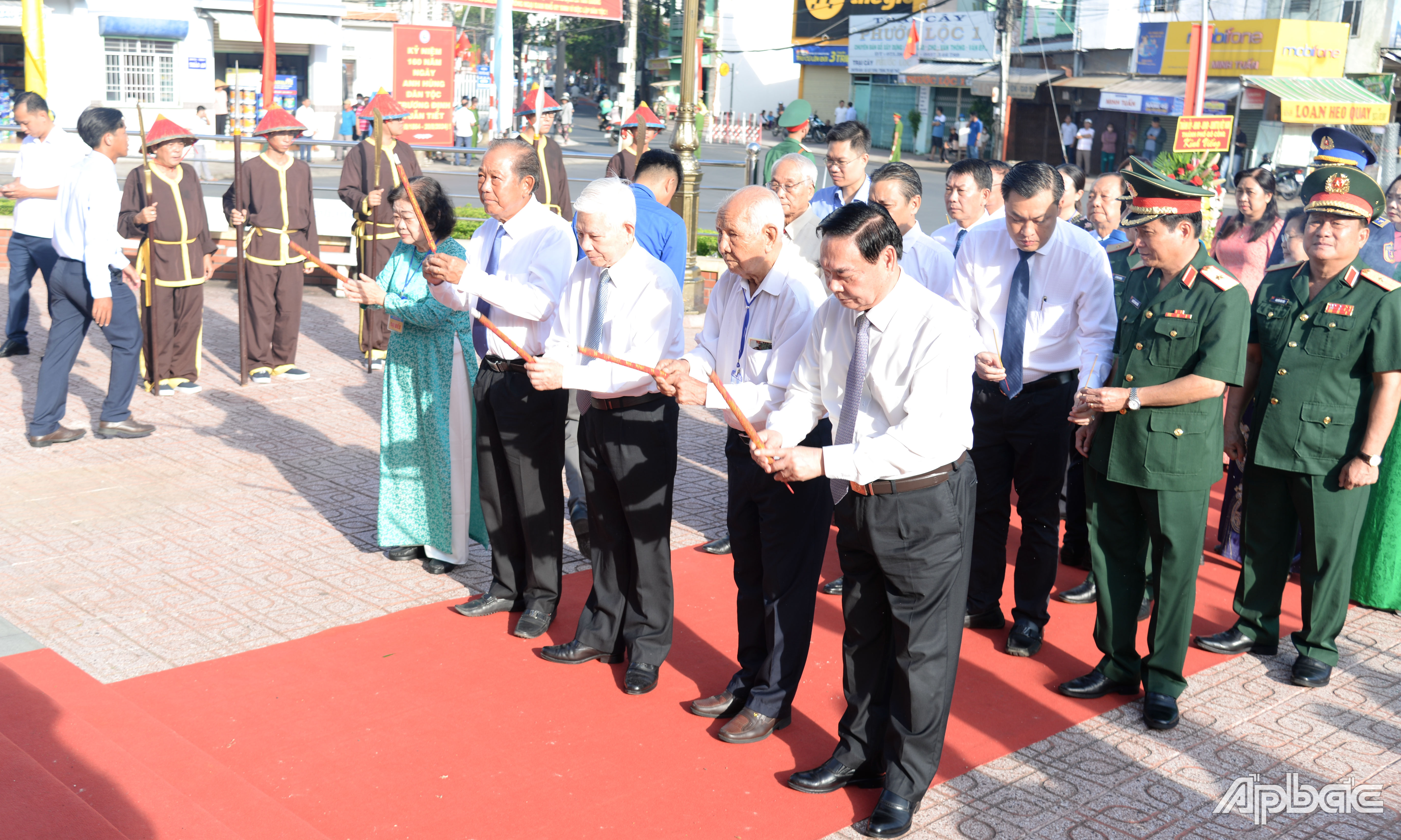 Đoàn lãnh đạo Trung ương đến viếng, đặt tràng hoa và dâng hương tưởng niệm tại Tượng đài AHDT - phường 2, TP. Gò Công.