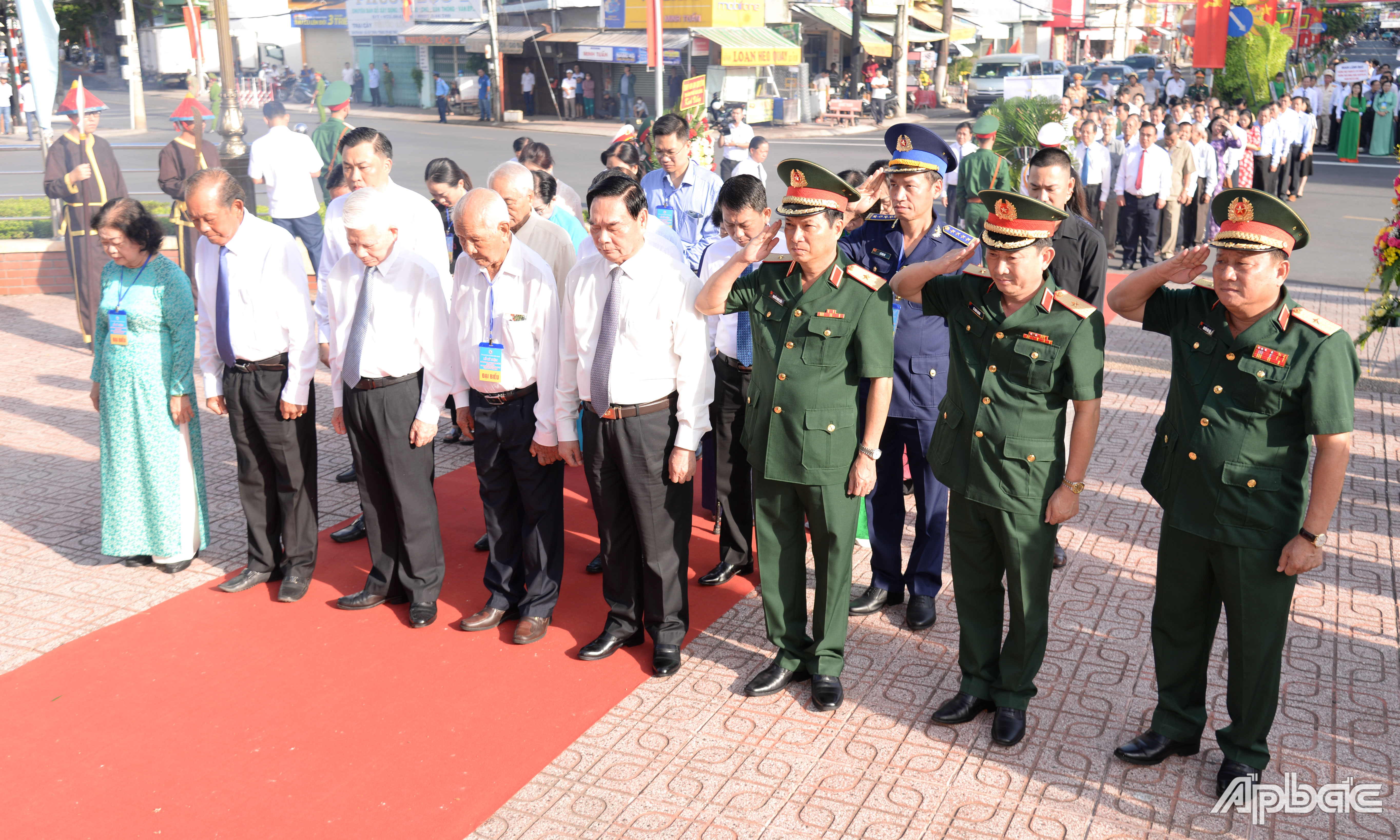 Đoàn lãnh đạo Trung ương tưởng niệm AHDT Trương Định.