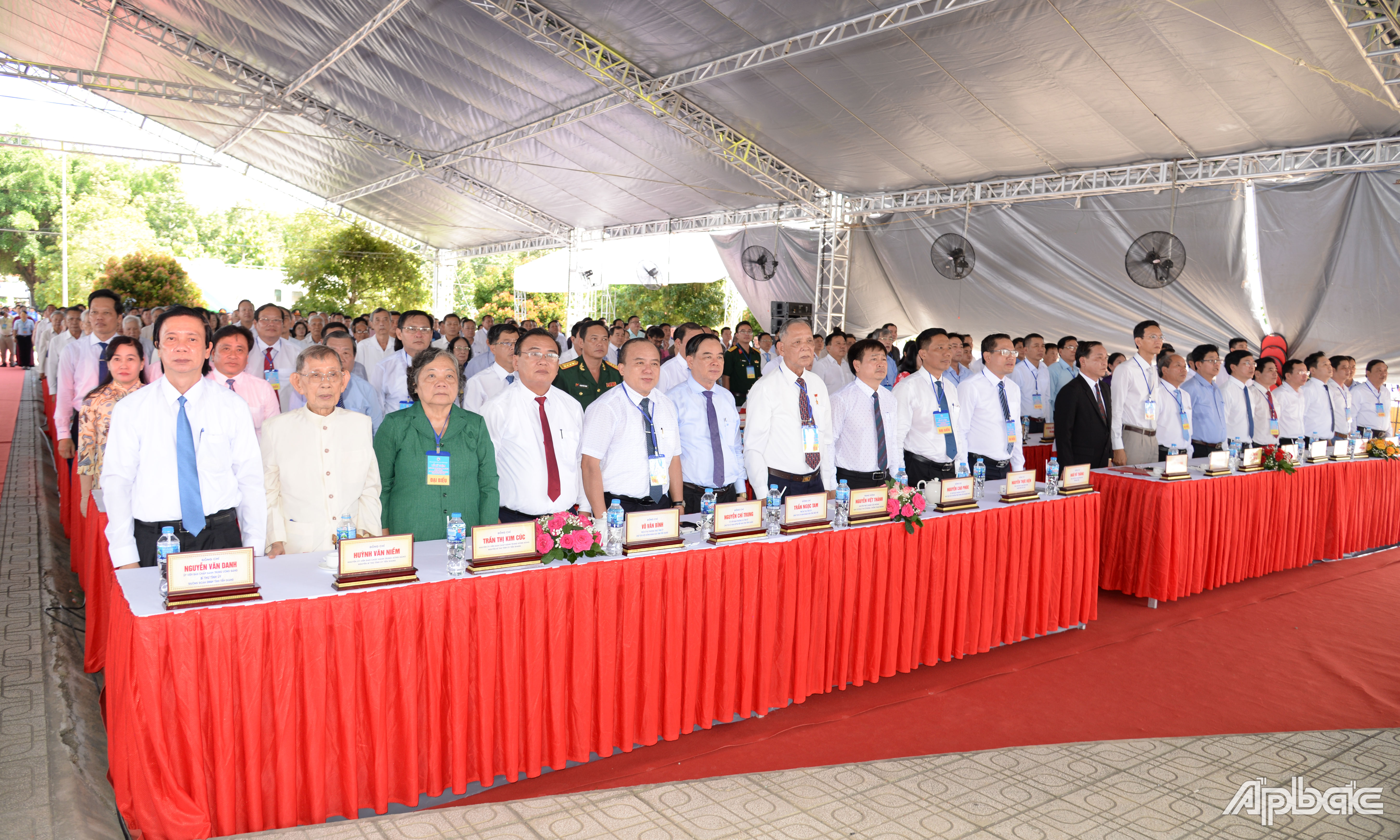 Các đại biểu thực hiện nghi thức chào cờ.