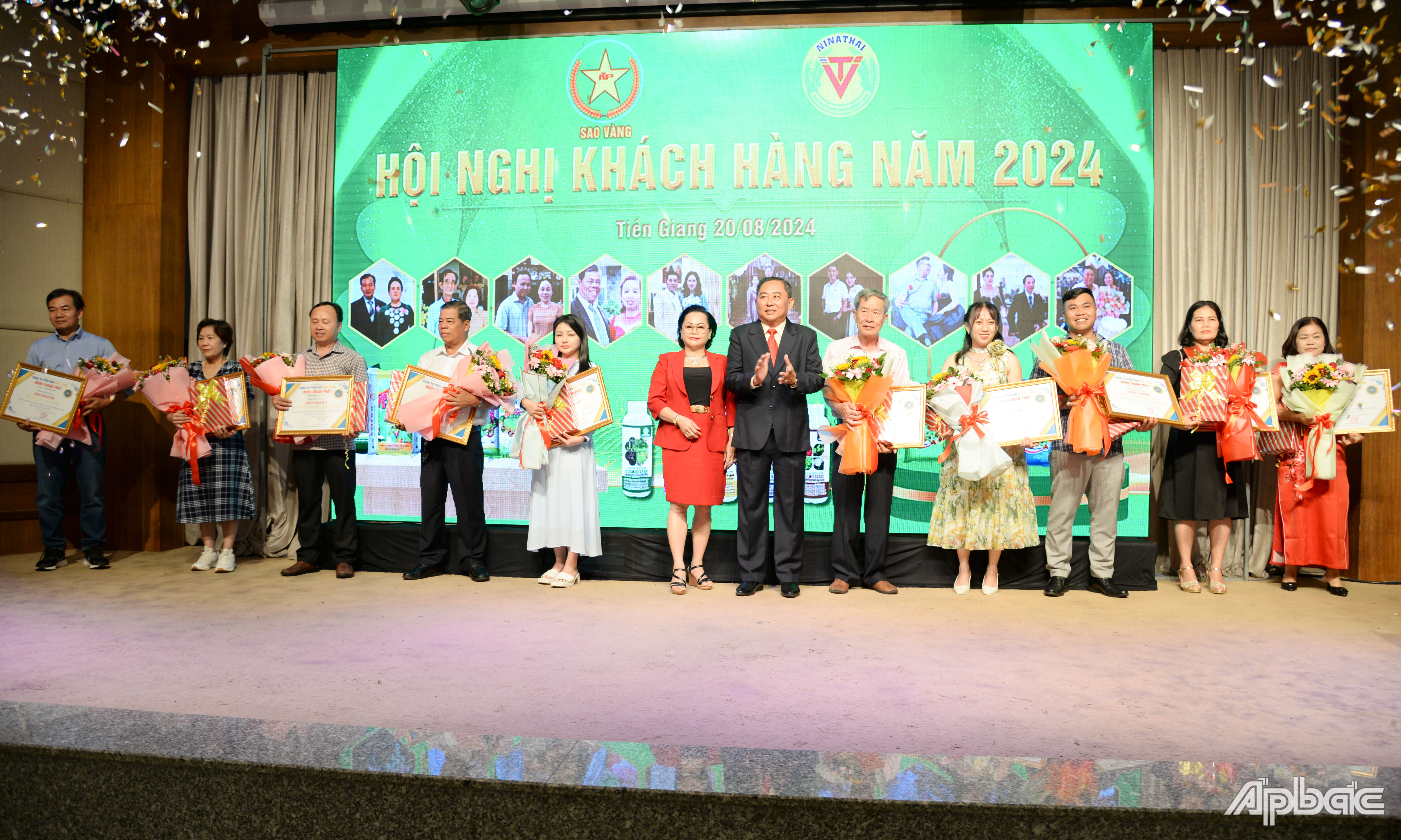 Công ty Phân bón Sao Vàng Nông Thuận Phát vinh danh 10 đại lý có doanh số bán hàng cao nhất trong 15 năm qua.