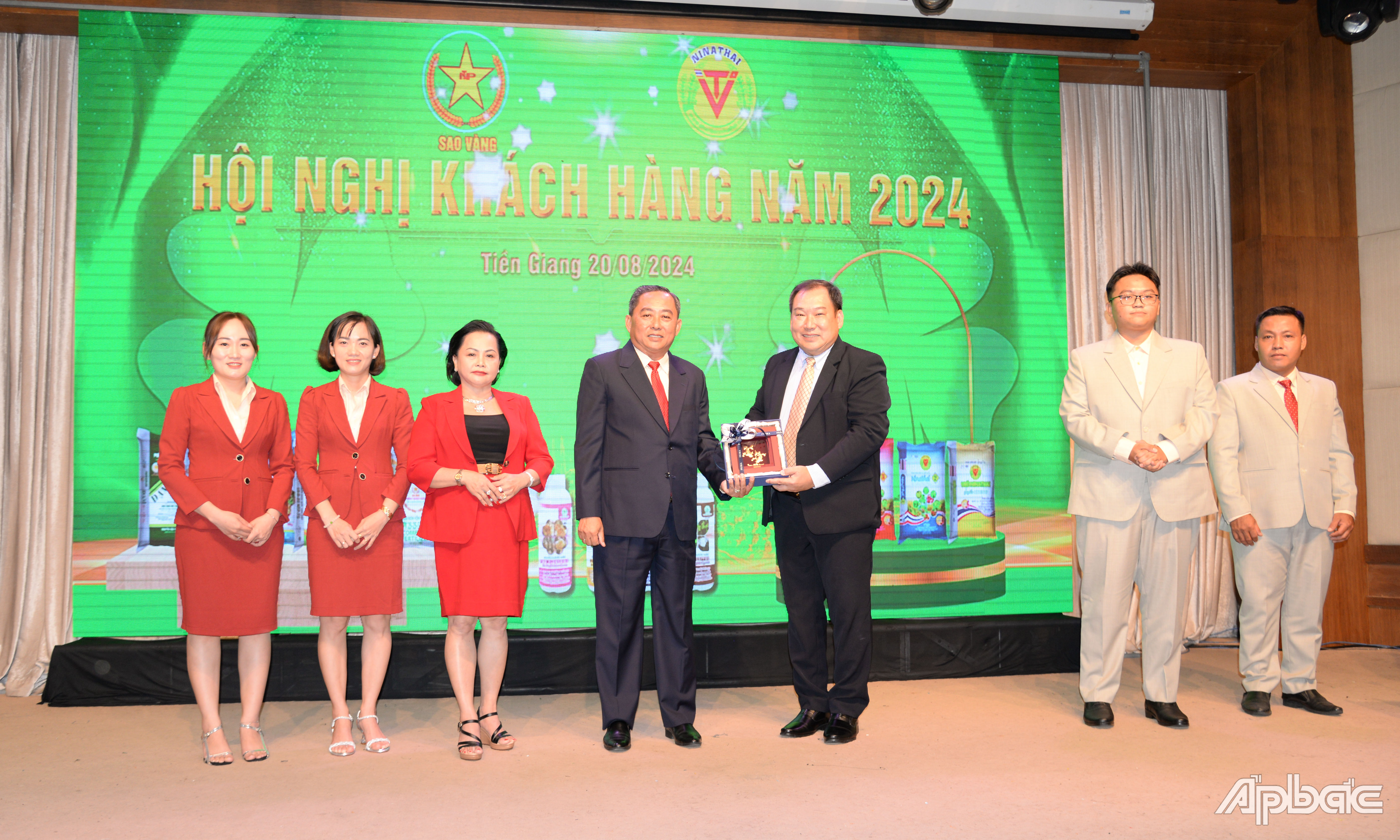 Đối tác nước ngoài tặng quà cho Ban Giám đốc Công ty Phân bón Sao Vàng Nông Thuận Phát.