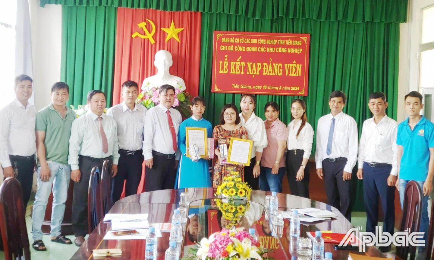 Chi bộ Công đoàn Các khu công nghiệp kết nạp 2 đảng viên mới.                                                                                   Ảnh: PHƯƠNG MAI