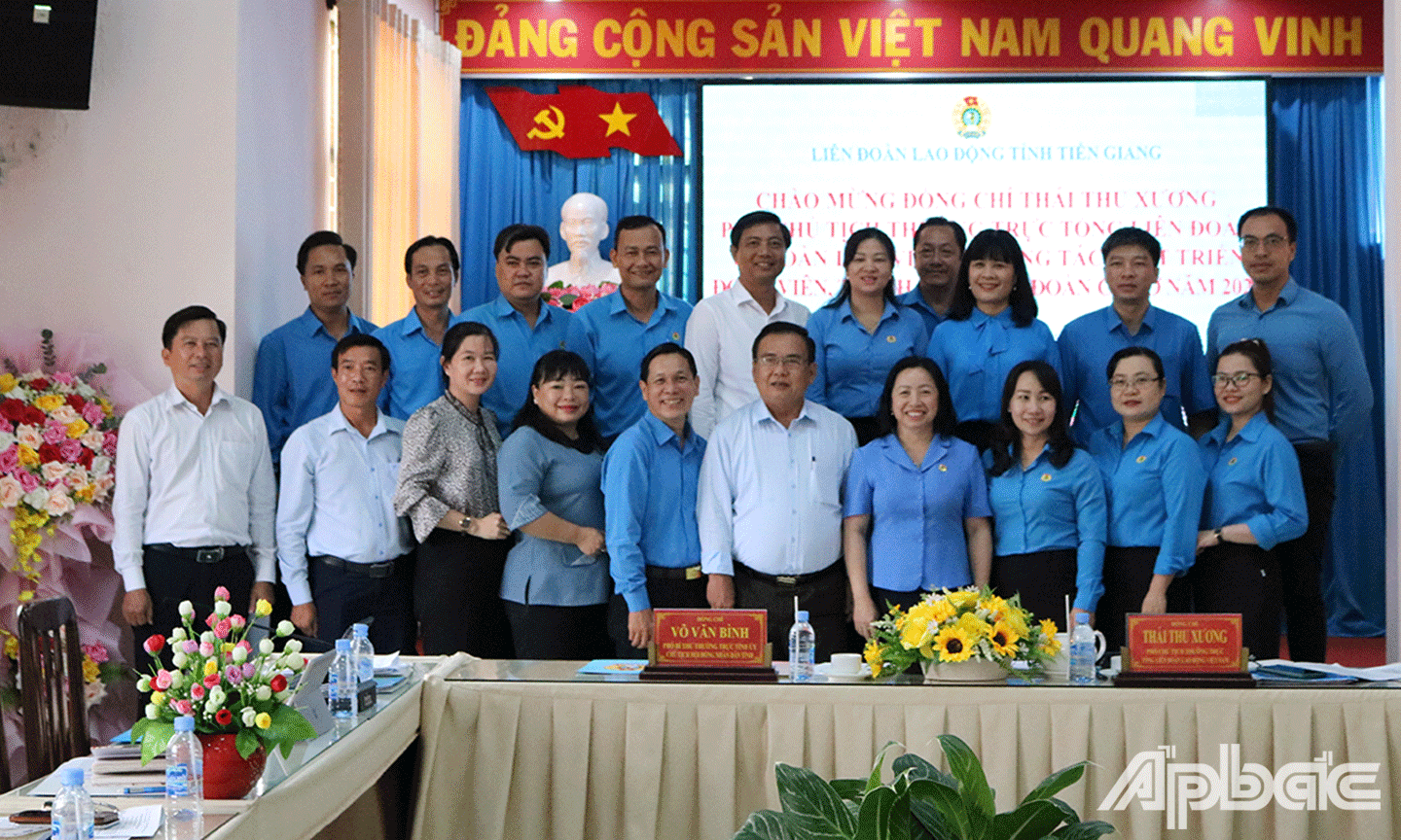 Đại biểu cùng chụp ảnh lưu niệm