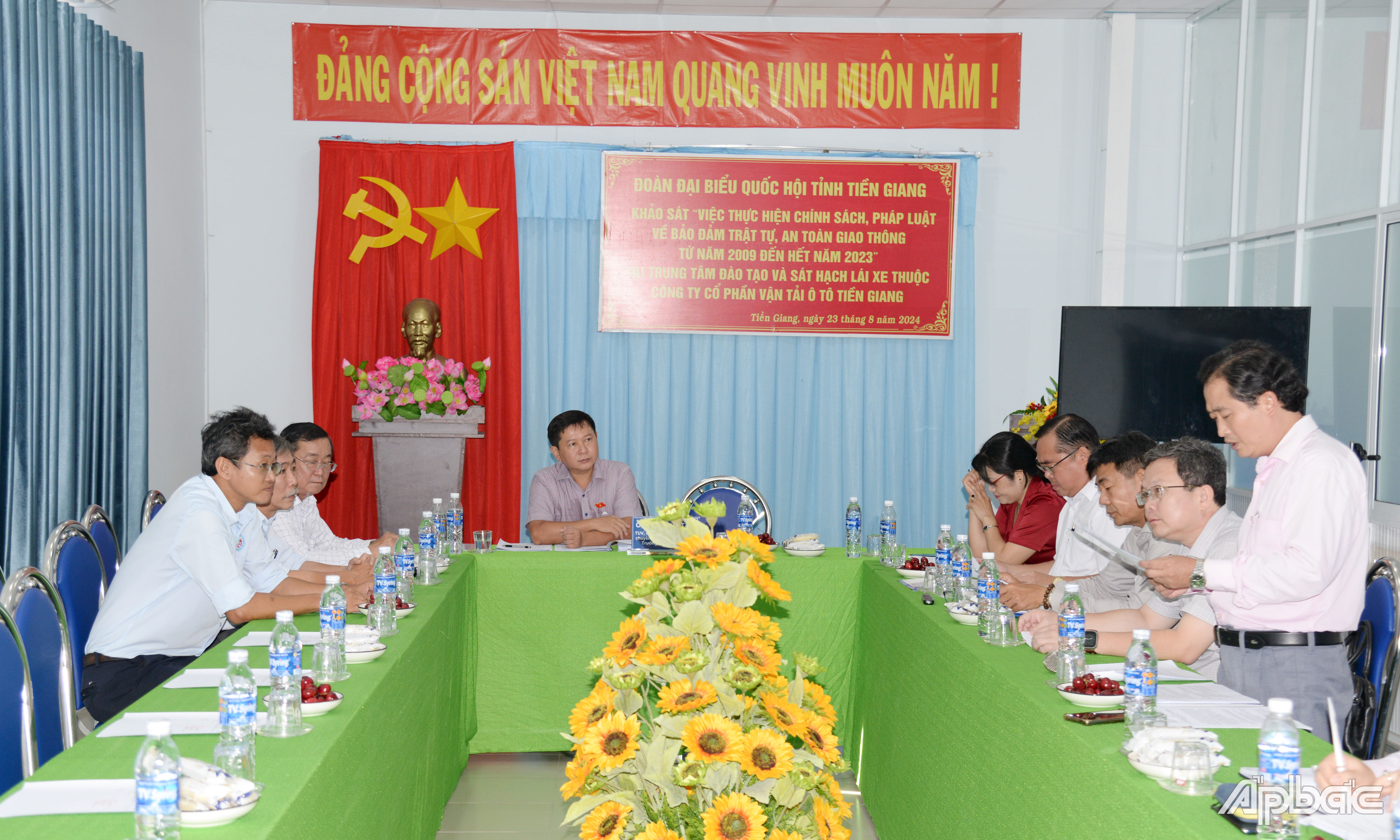 Quang cảnh buổi làm việc.