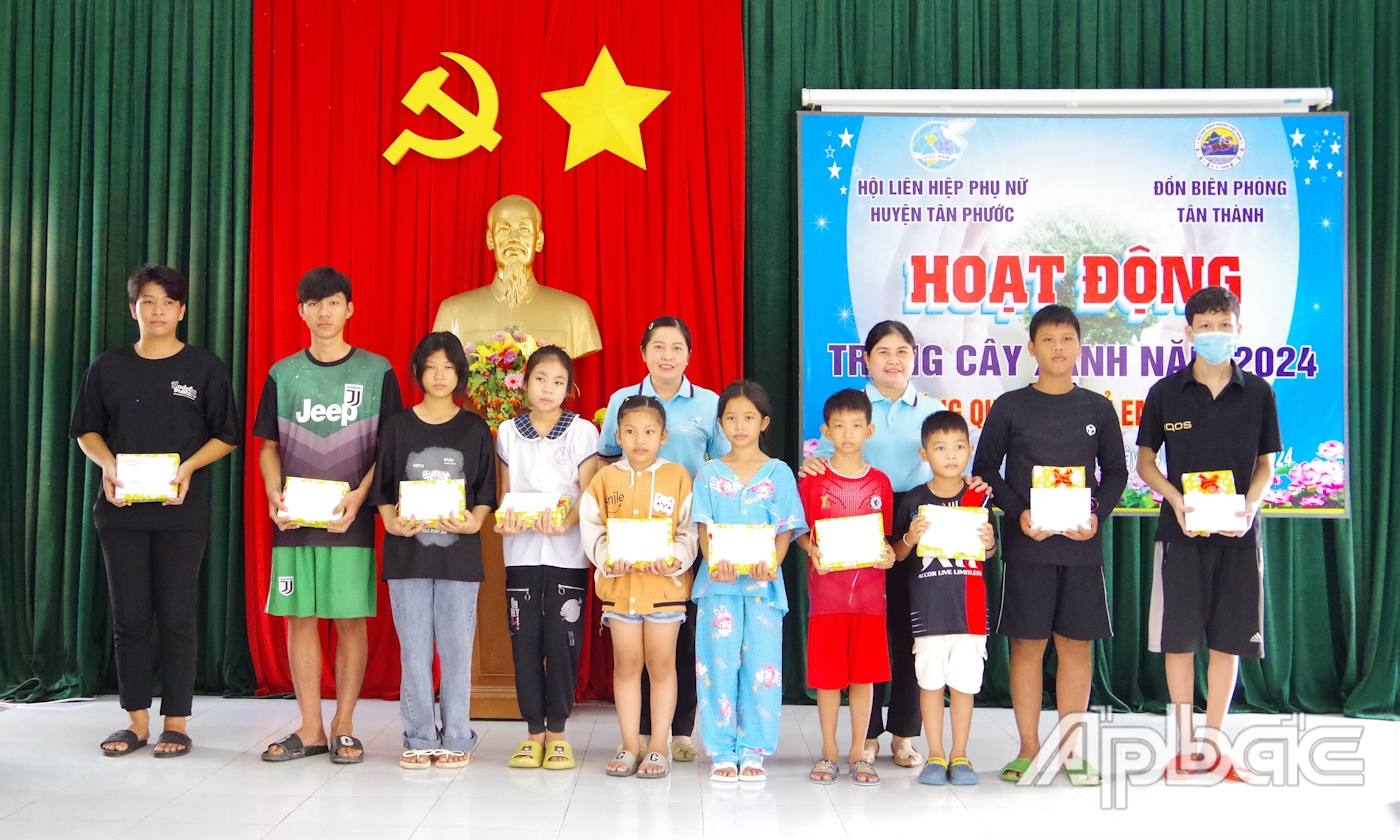 Hội LHPN huyện Tân Phước trao tặng 10 phần quà cho học sinh có hoàn cảnh khó khăn trên địa bàn xã Tân Thành.
