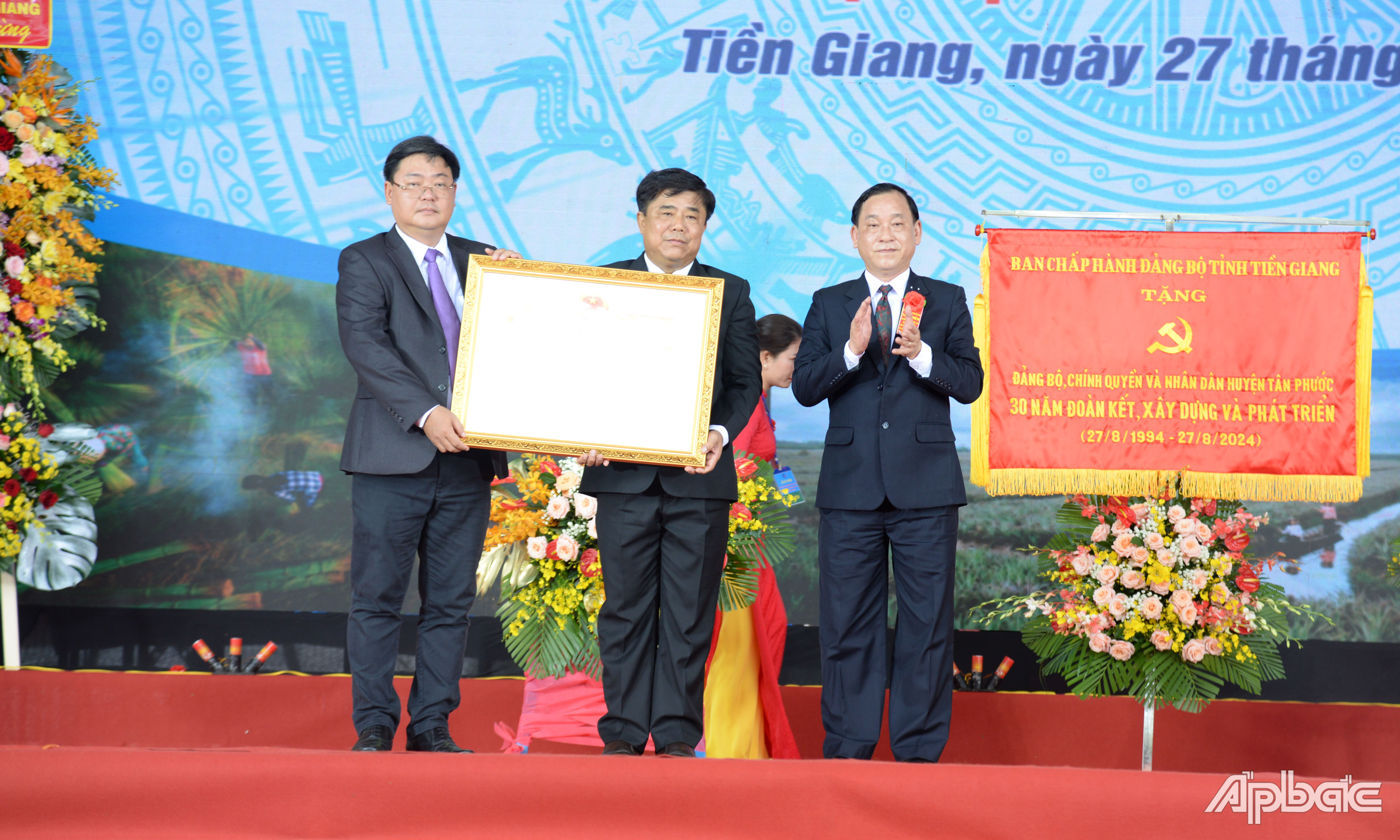 Thừa ủy quyền của Thủ tướng Chính phủ, đồng chí Nguyễn Văn Danh trao Bằng công nhận huyện Tân Phước đạt chuẩn NTM.