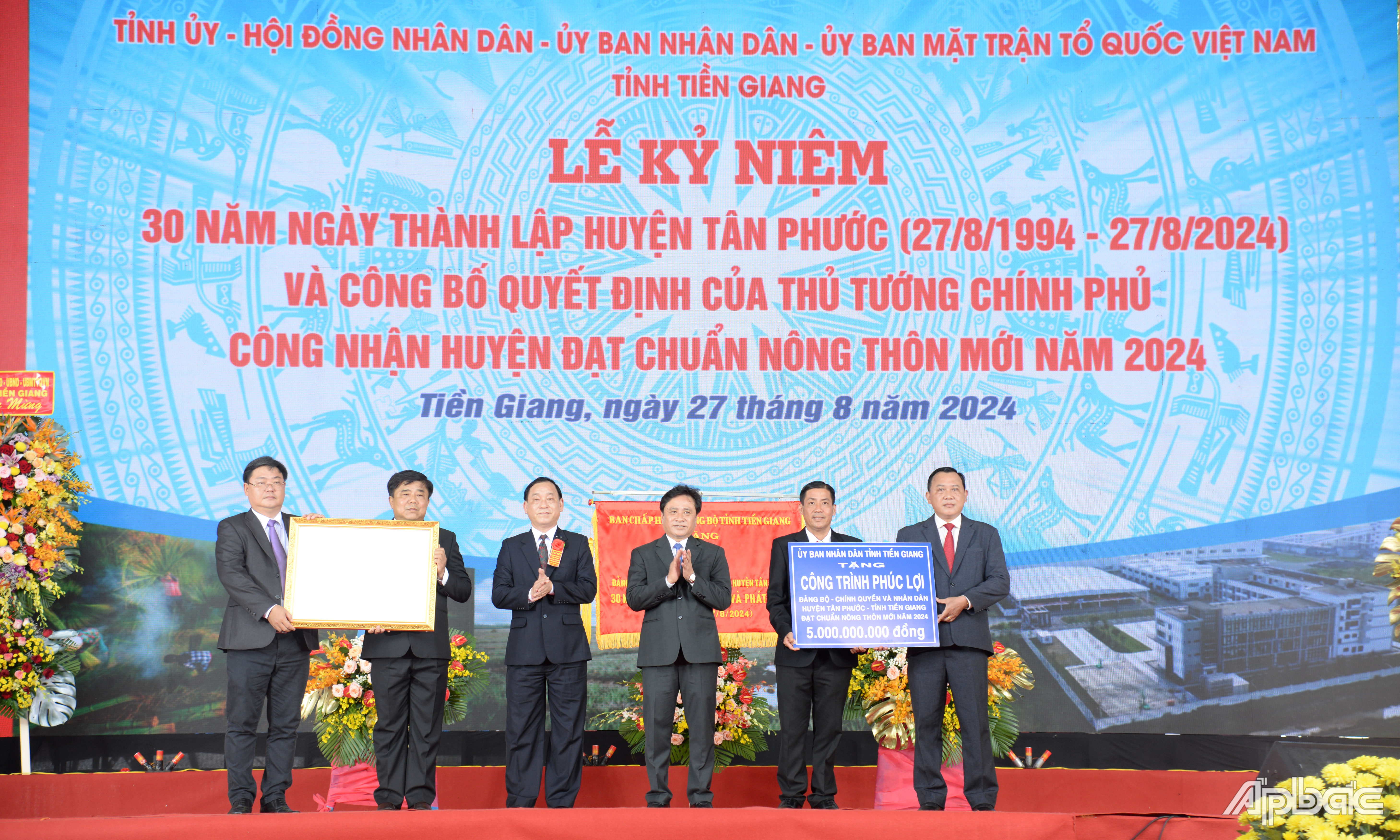 Trao Bằng công nhận huyện Tân Phước đạt chuẩn NTM và Công trình phúc lợi xã hội cho huyện Tân Phước.