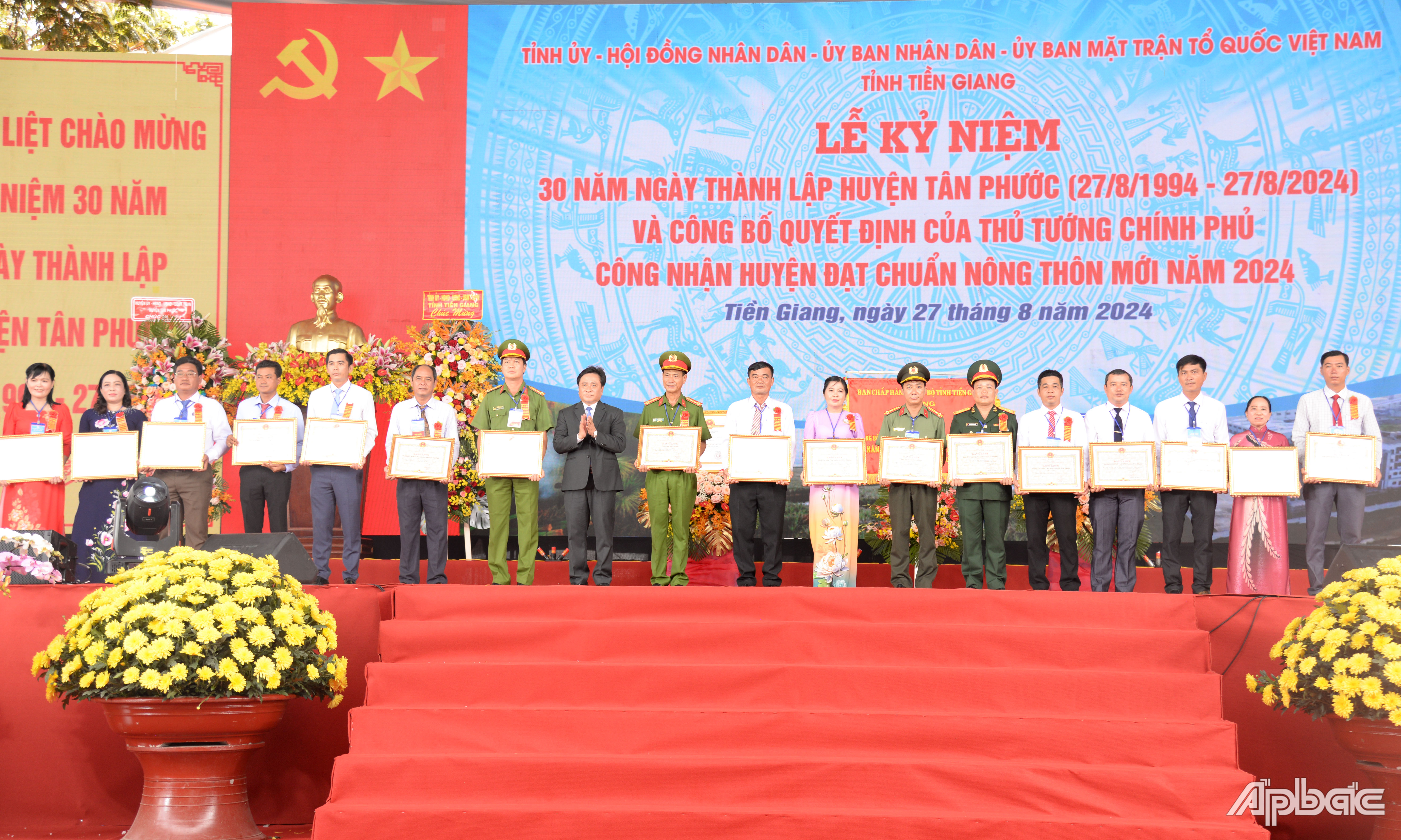 Tặng Bằng khen của Chủ tịch UBND tỉnh Tiền Giang cho các tập thể, cá nhân.