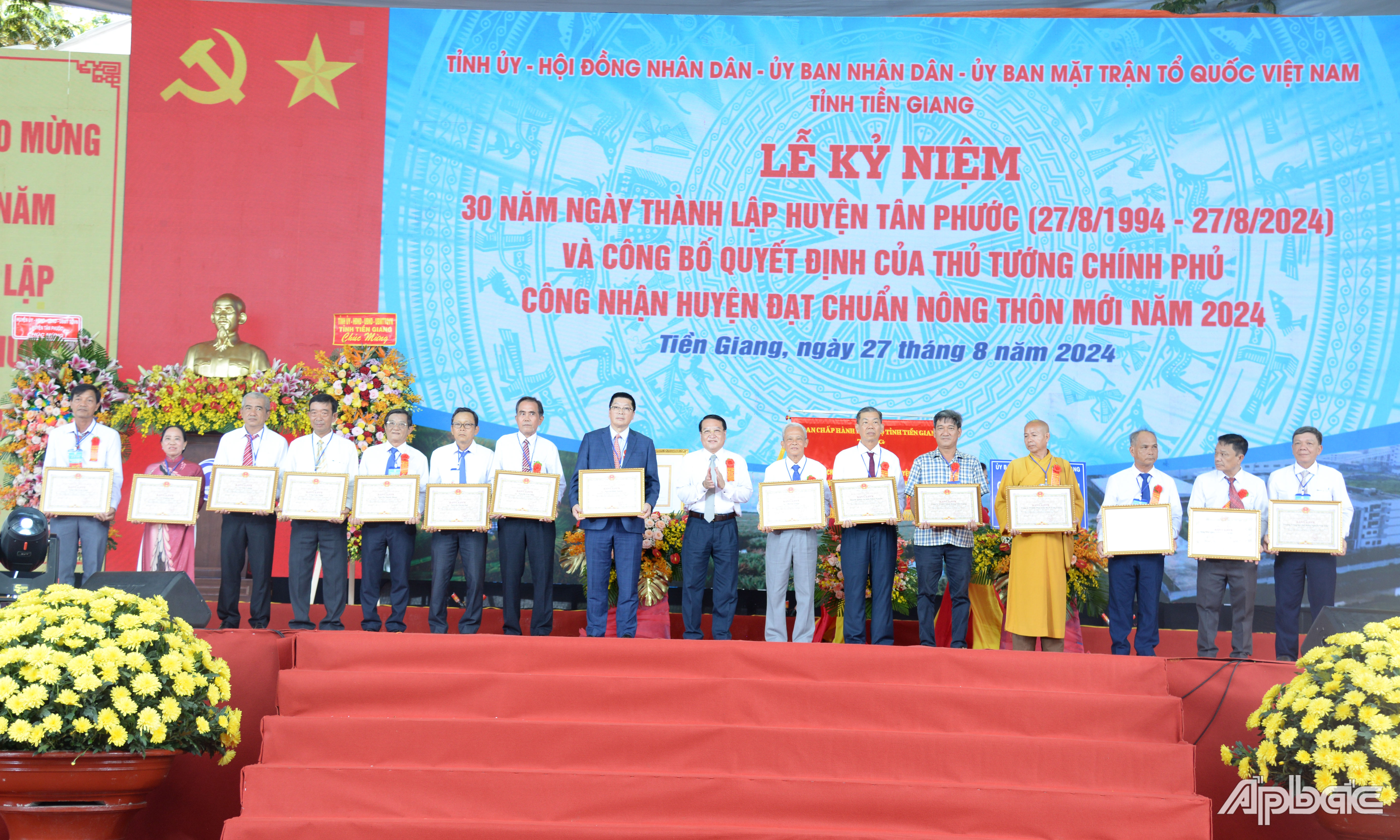 Tặng Bằng khen của Chủ tịch UBND tỉnh Tiền Giang cho các tập thể, cá nhân.