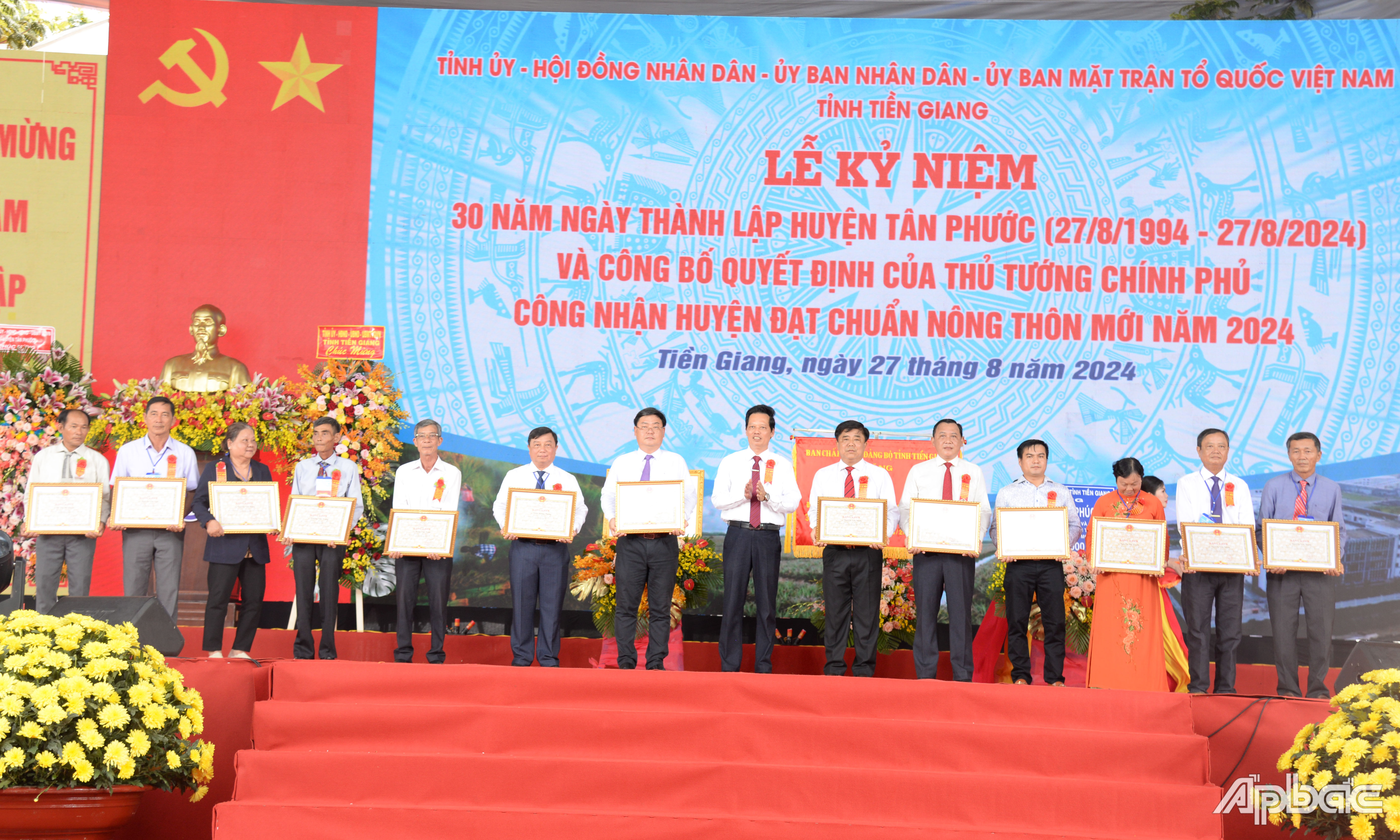 Tặng Bằng khen của Chủ tịch UBND tỉnh Tiền Giang cho các tập thể, cá nhân.