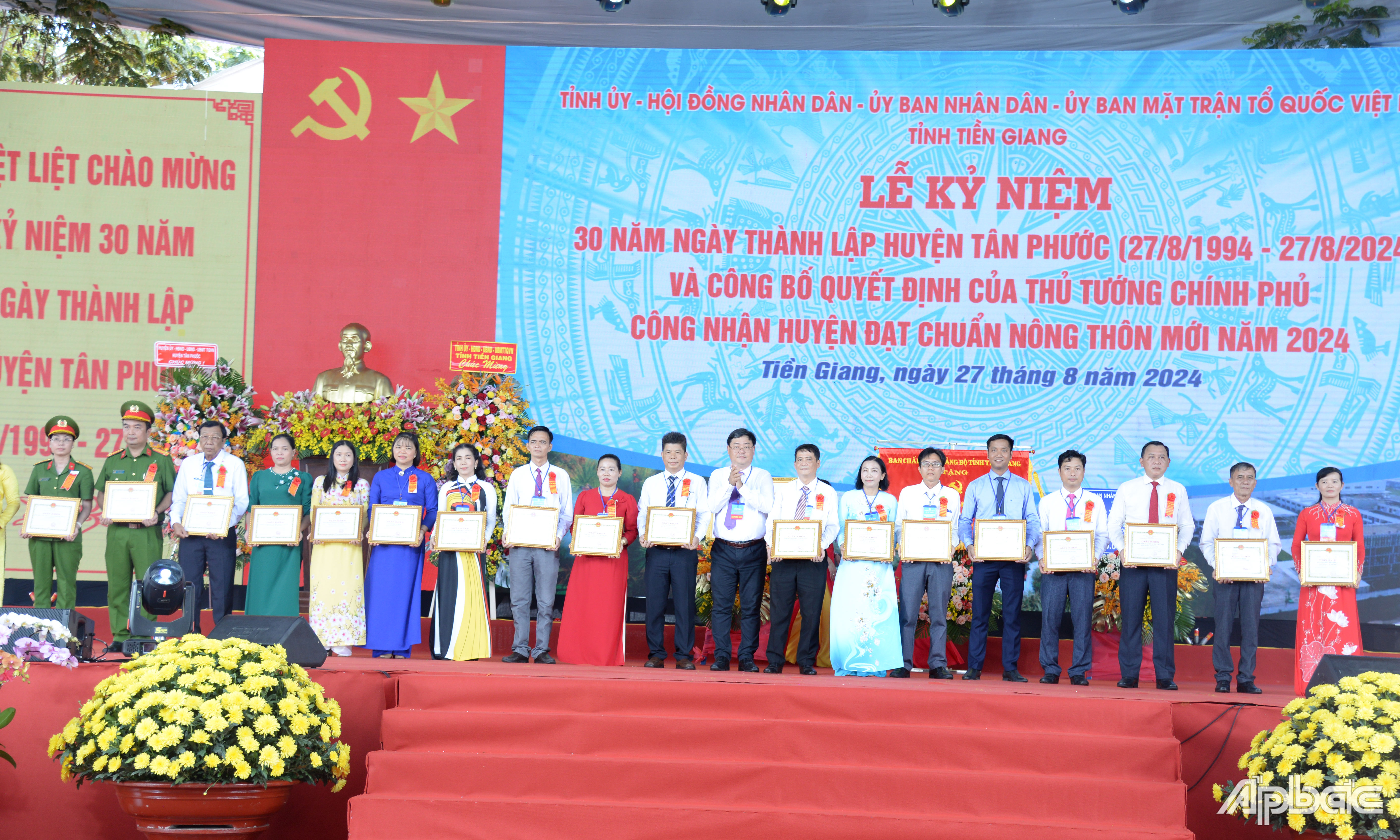 Tặng Giấy khen của Chủ tịch UBND huyện Tân Phước cho các tập thể, cá nhân.