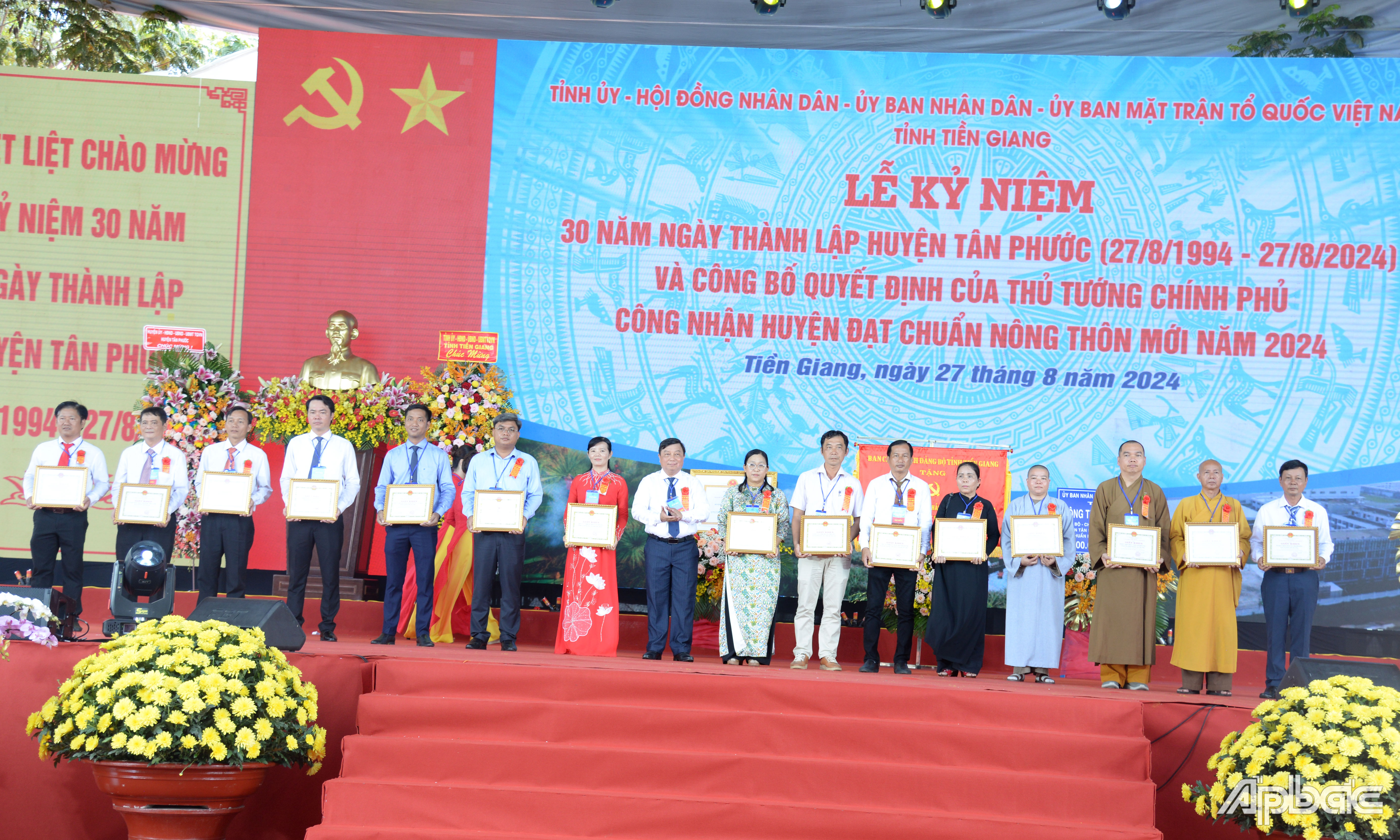 Tặng Giấy khen của Chủ tịch UBND huyện Tân Phước cho các tập thể, cá nhân.