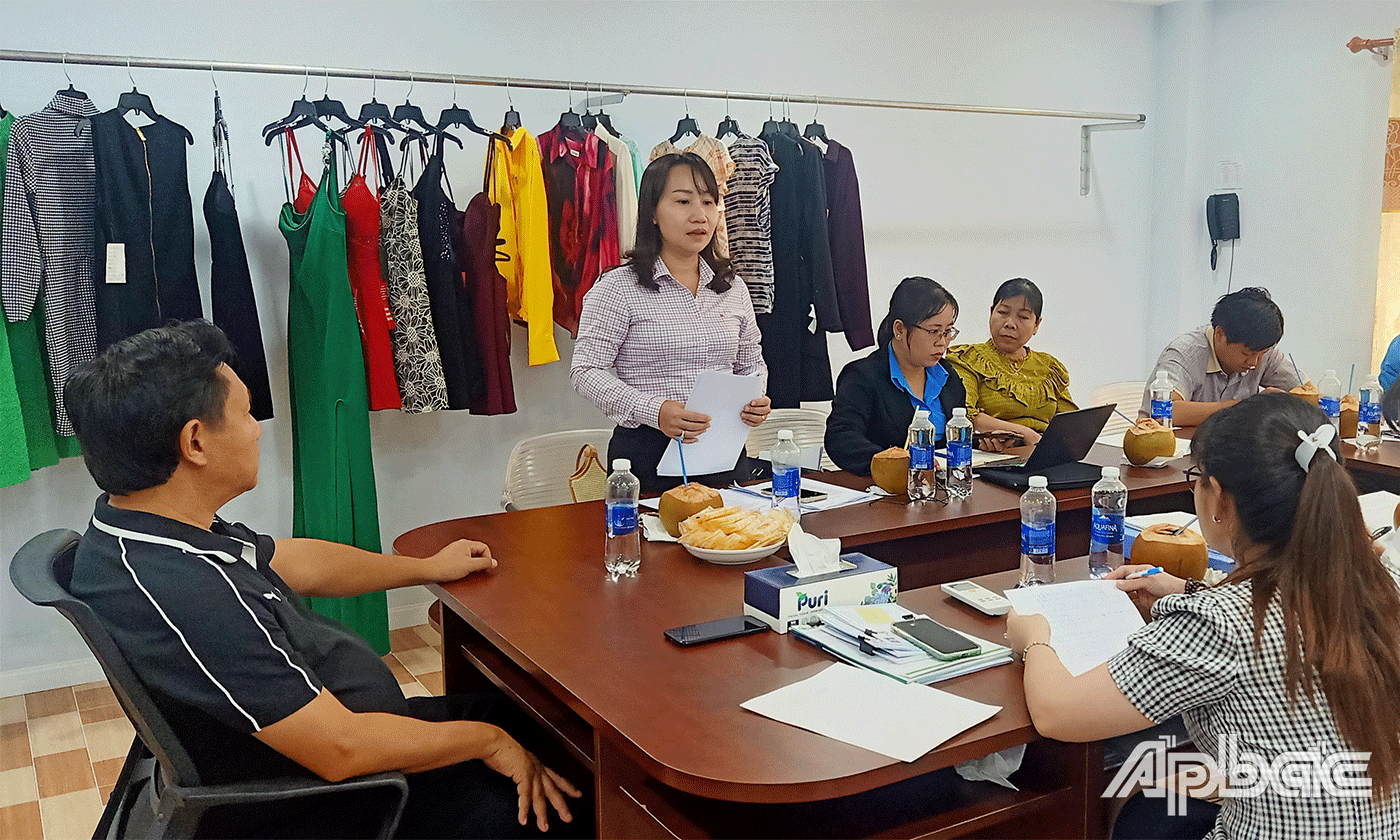 Đồng chí Ngô Thị Thùy Trang, Phó Chủ tịch LĐLĐ tỉnh làm phát biểu tại buổi giám sát. 
