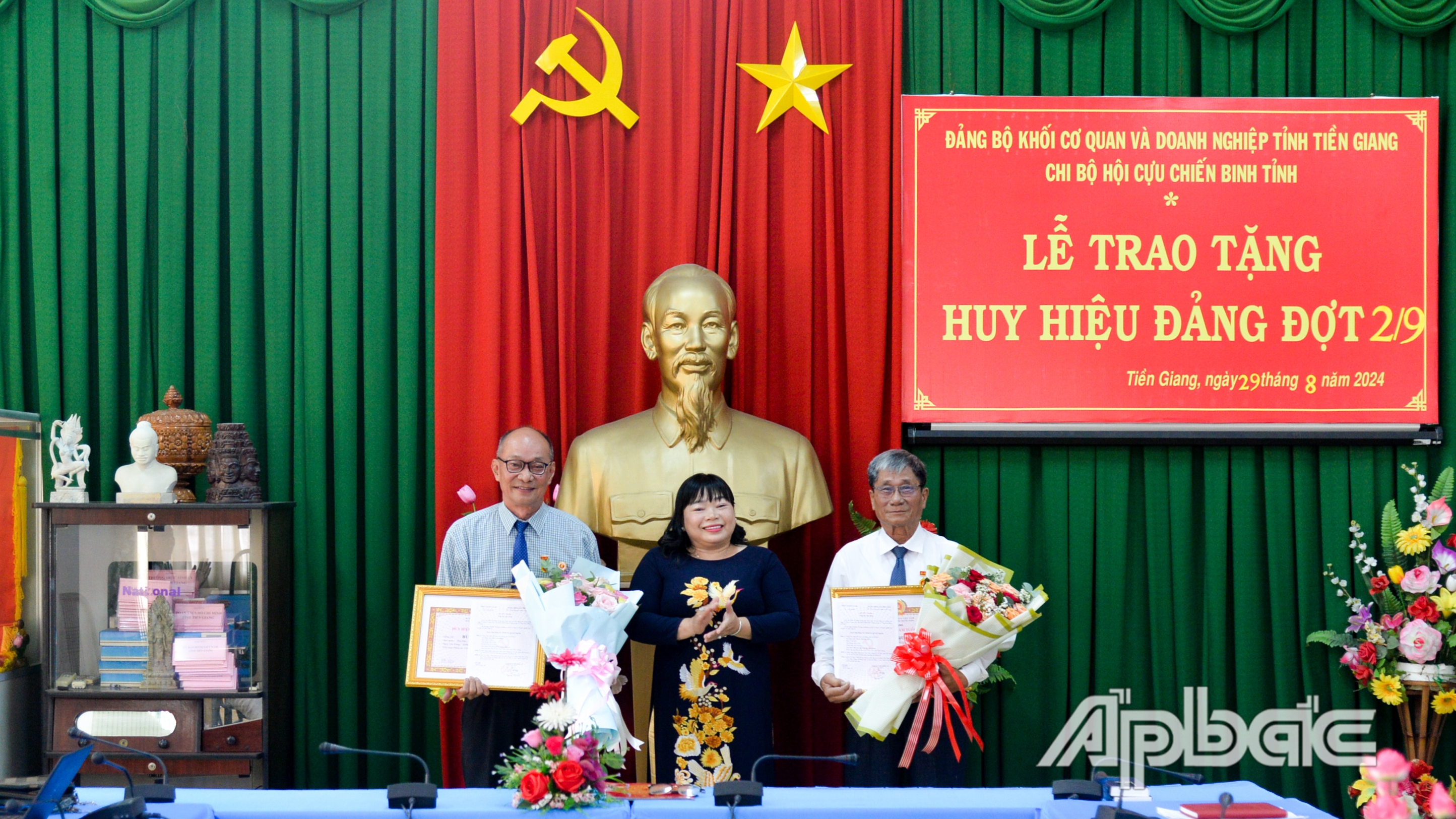 đồng chí Thái Ngọc Bảo Trâm, Bí thư Đảng ủy Khối Cơ quan và Doanh nghiệp tỉnh Tiền Giang gắn và trao Huy hiệu 40 năm tuổi Đảng cho 2 đảng viên.