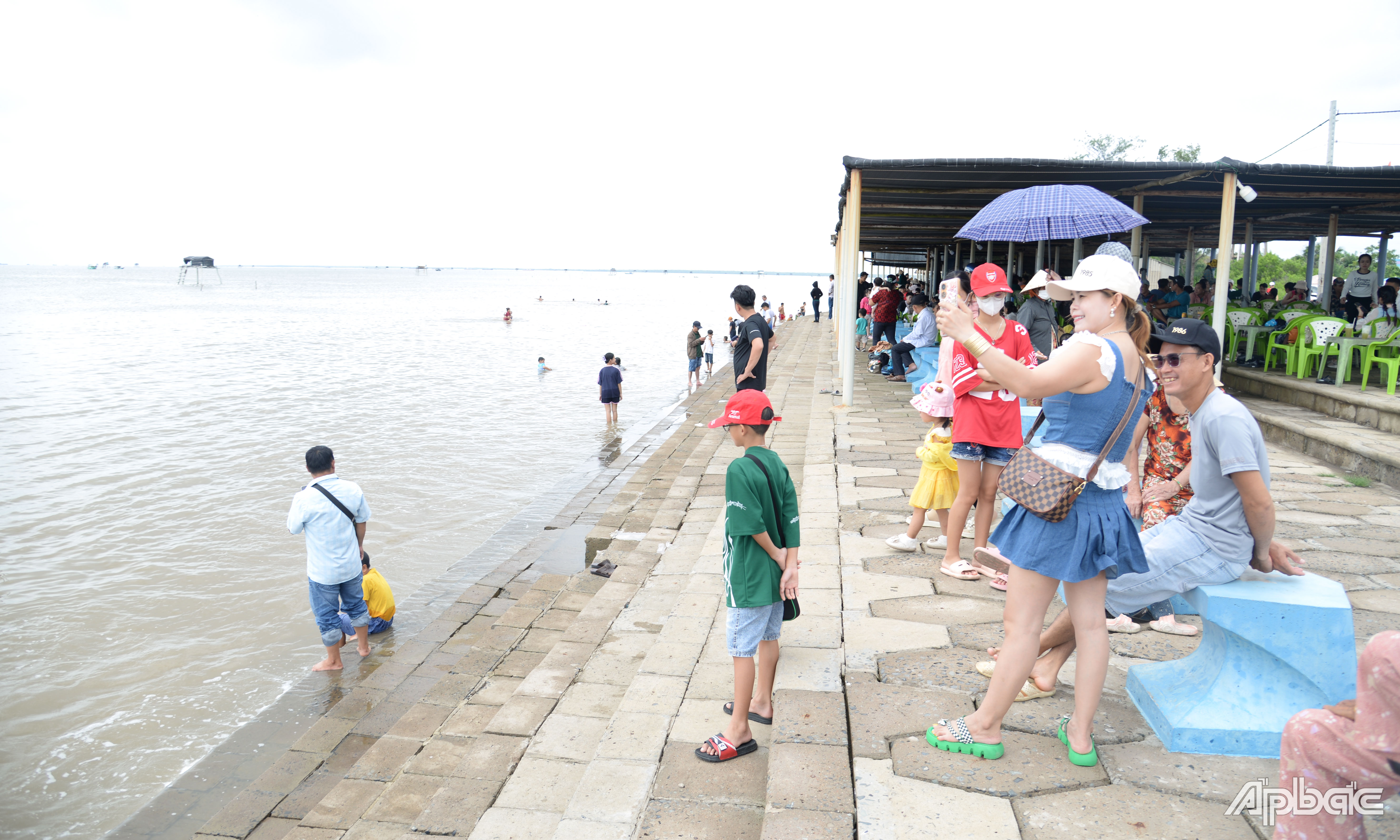 Du khách tham quan tại Khu du lịch biển Tân Thành.
