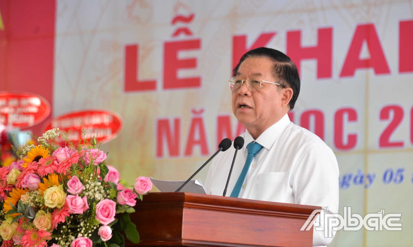 Đồng chí Nguyễn Trọng Nghĩa đánh trống khai giảng năm học mới và phát biểu tại Lễ khai giảng.