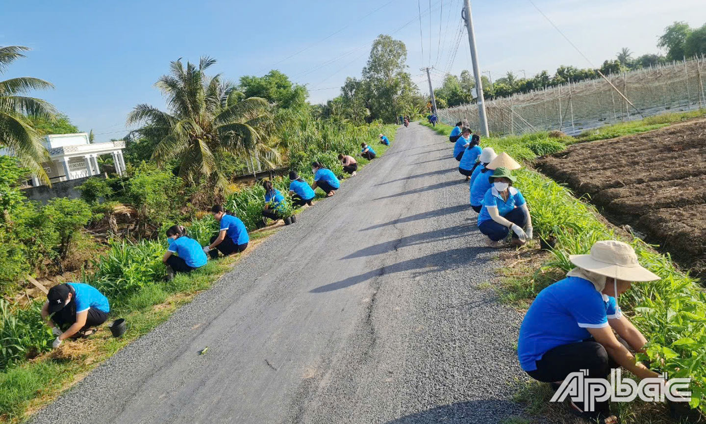Người dân và Mặt trận Tổ quốc, các đoàn thể xã Đồng Thạnh làm vệ sinh, trồng hoa tạo cảnh quan môi trường xanh - sạch - đẹp. 