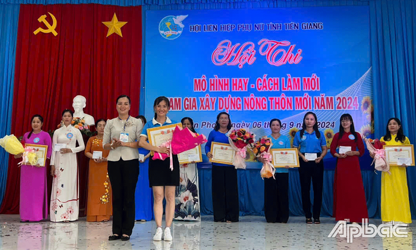 Trao giải Nhất cho đội phụ nữ huyện Chợ Gạo.
