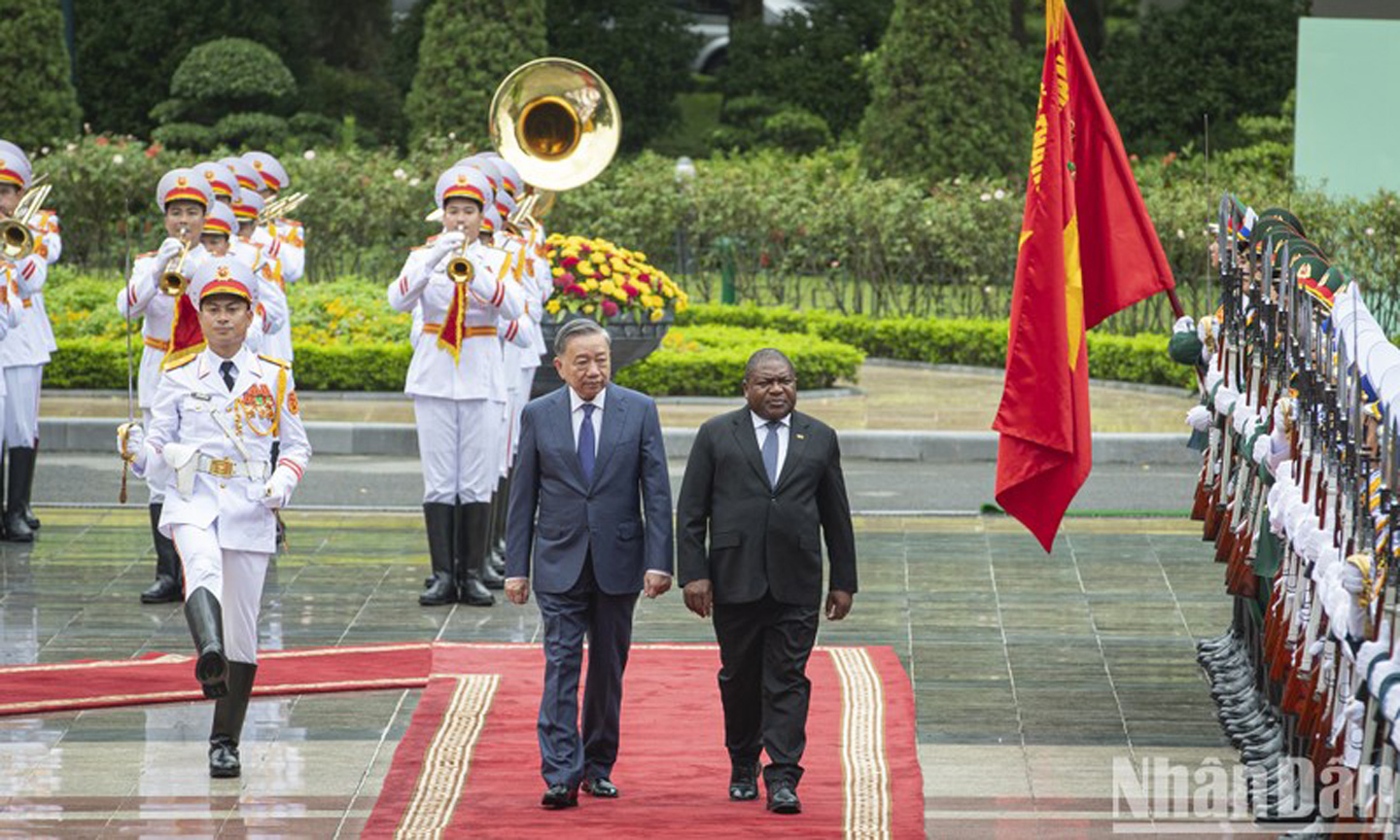 ABO/NDO- Party General Secretary and State President To Lam and his spouse hosted an official welcome ceremony for visiting Mozambican President Filipe Jacinto Nyusi and his spouse in Hanoi on September 9 morning.