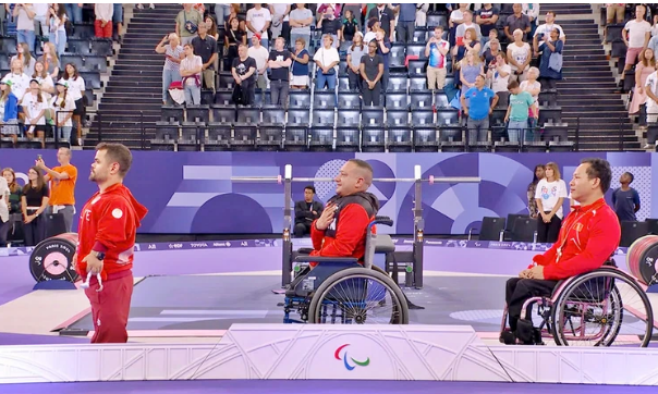 Lê Văn Công (bìa phải) nhận Huy chương đồng tại Paralympic 2024. (Ảnh NHƯ THUẬT)