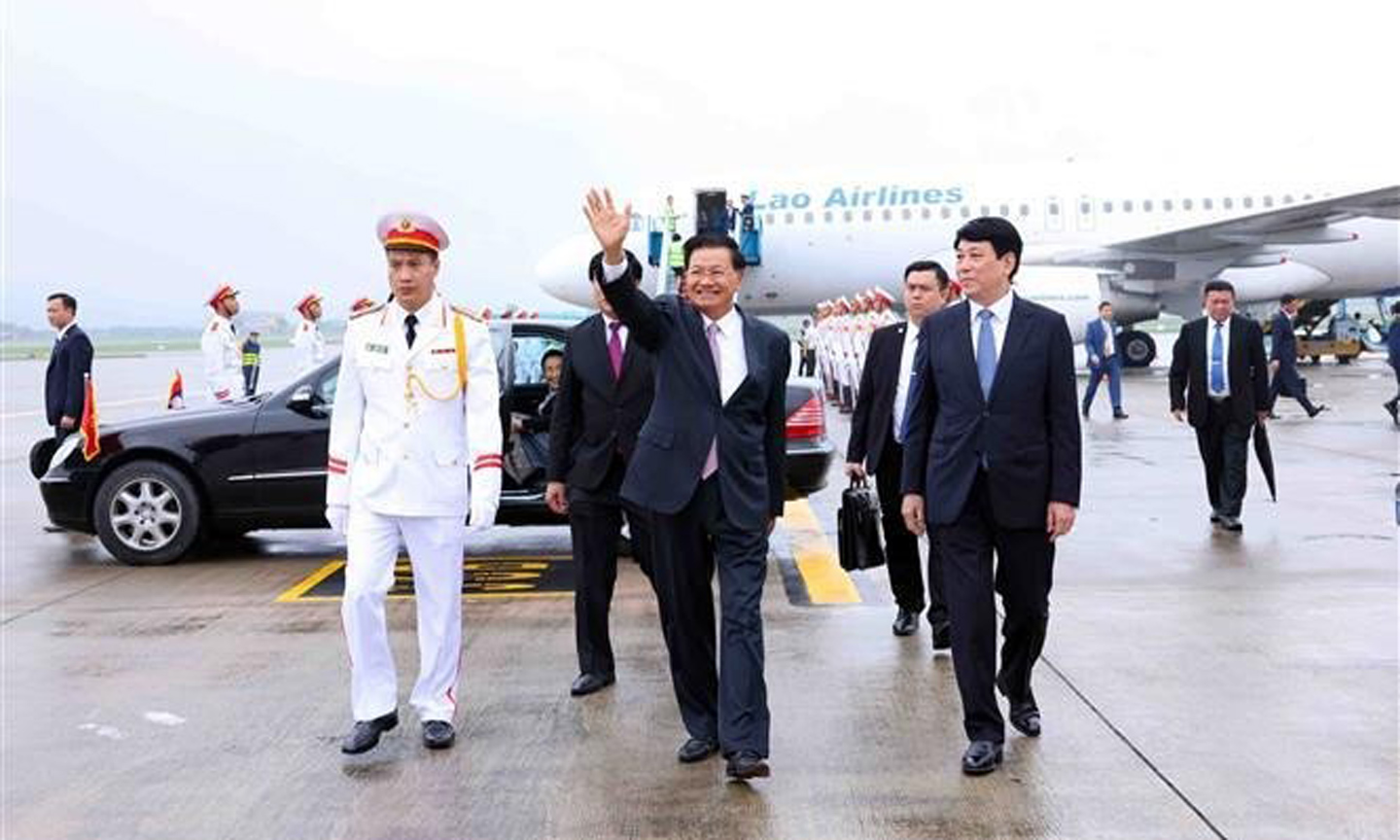 General Secretary of the Lao People’s Revolutionary Party Central Committee and President of Laos Thongloun Sisoulith (centre) arrives at Noi Bai International Airport in Hanoi on September 10 morning. (Photo: VNA).