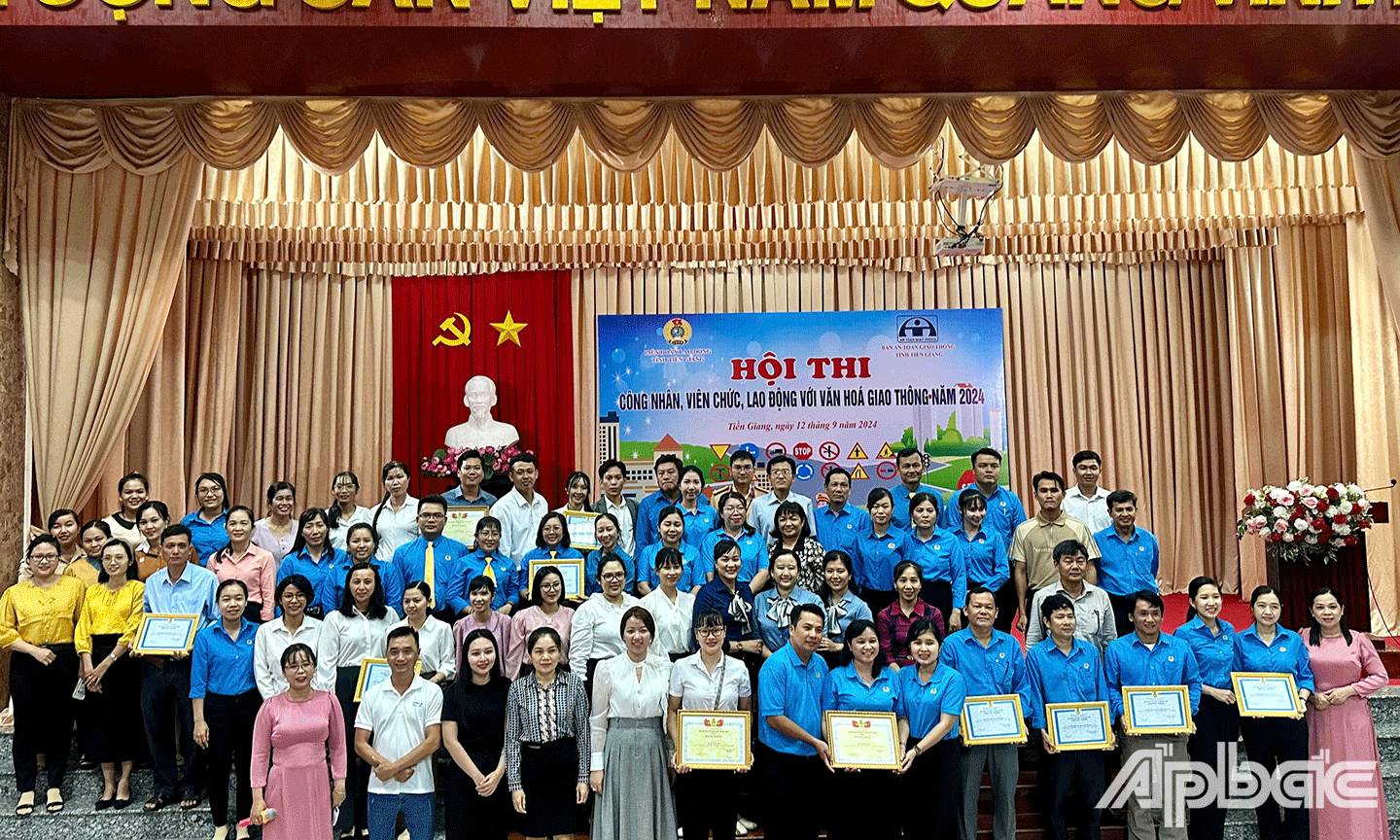 Ban tổ chức và các thí sinh cùng chụp ảnh lưu niệm