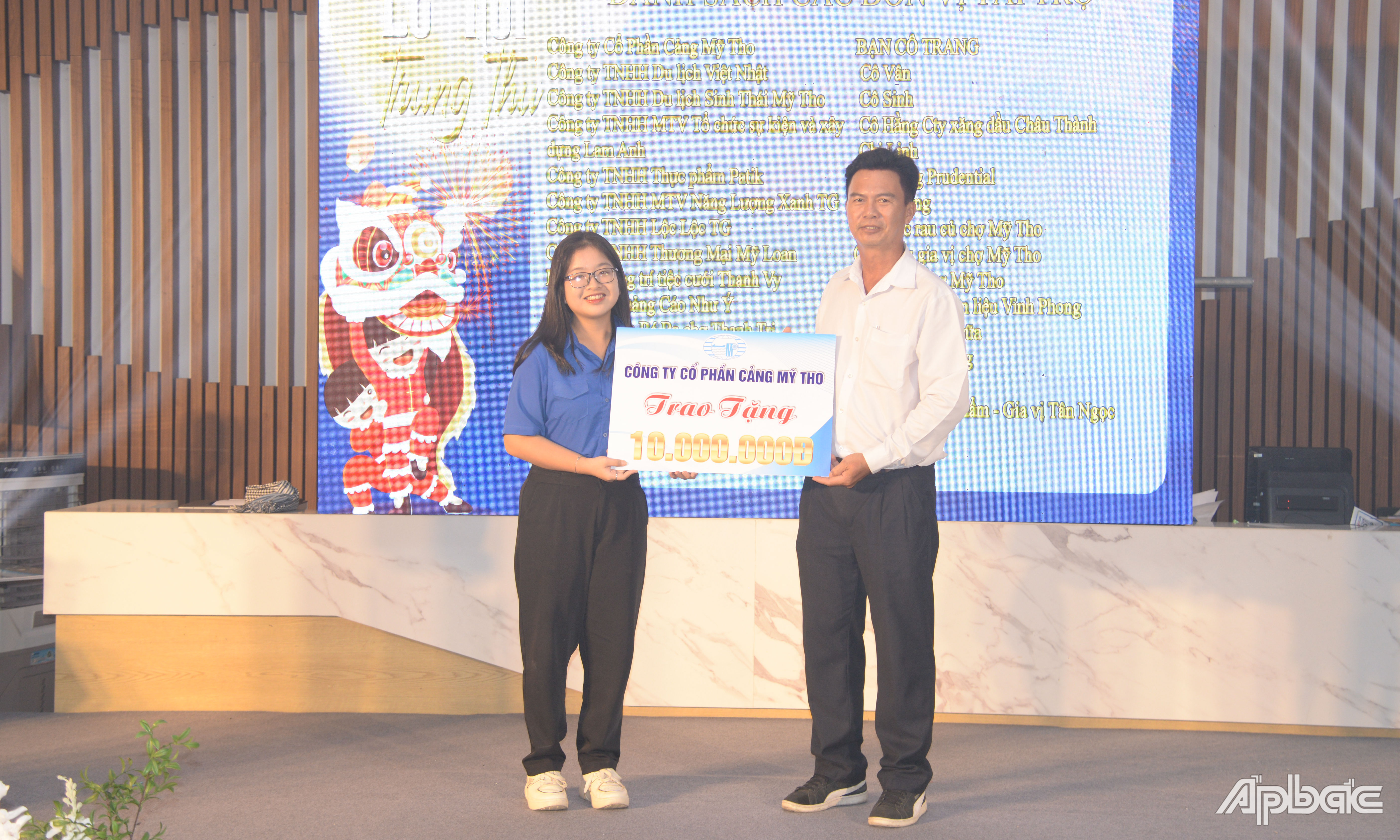 Bà Lương Thị Diễm Trang trao tặng bảng tượng trưng 10 triệu đồng cho các đơn vị.