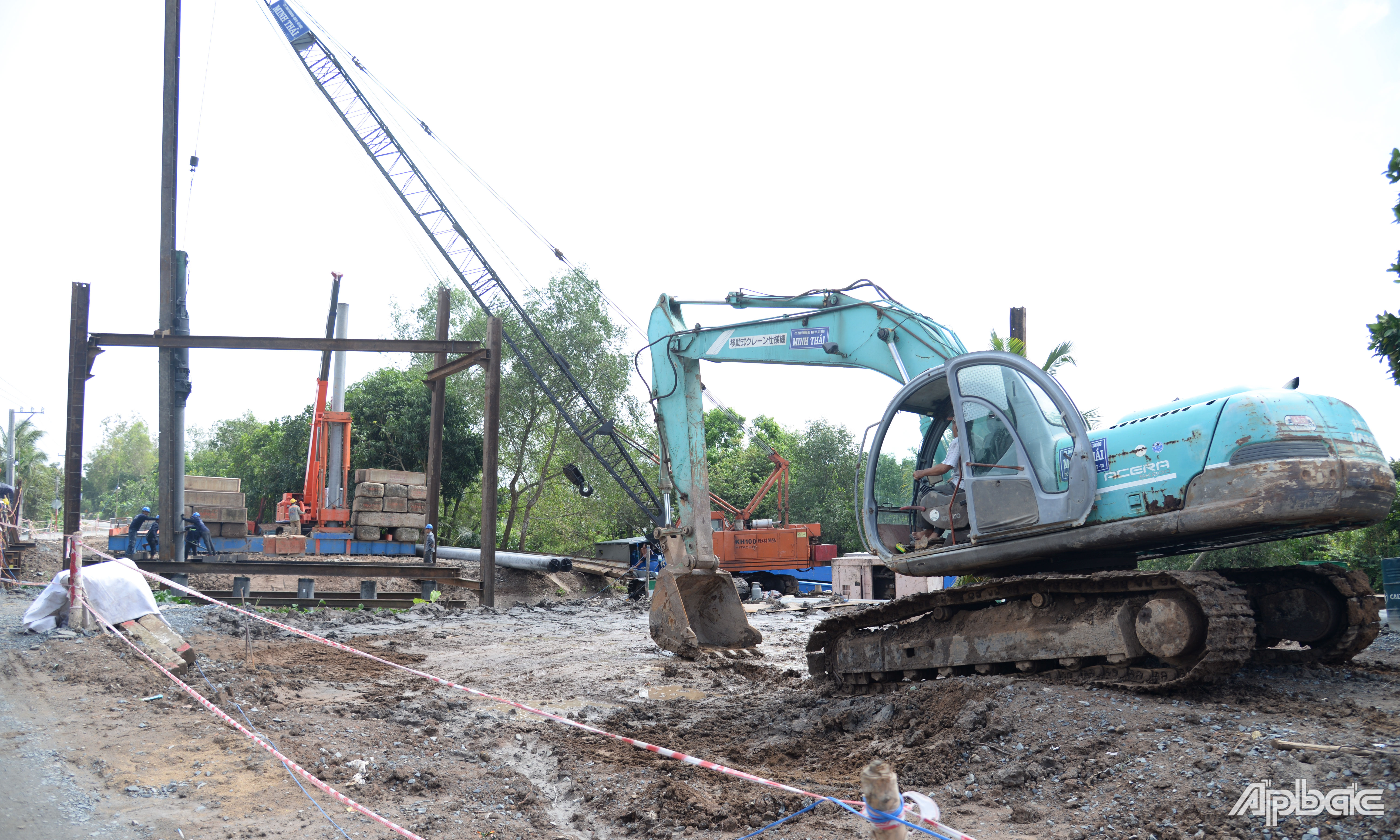 Nhà thầu đang tập trung nhân lực, thiết bị để thi công gói thầu.