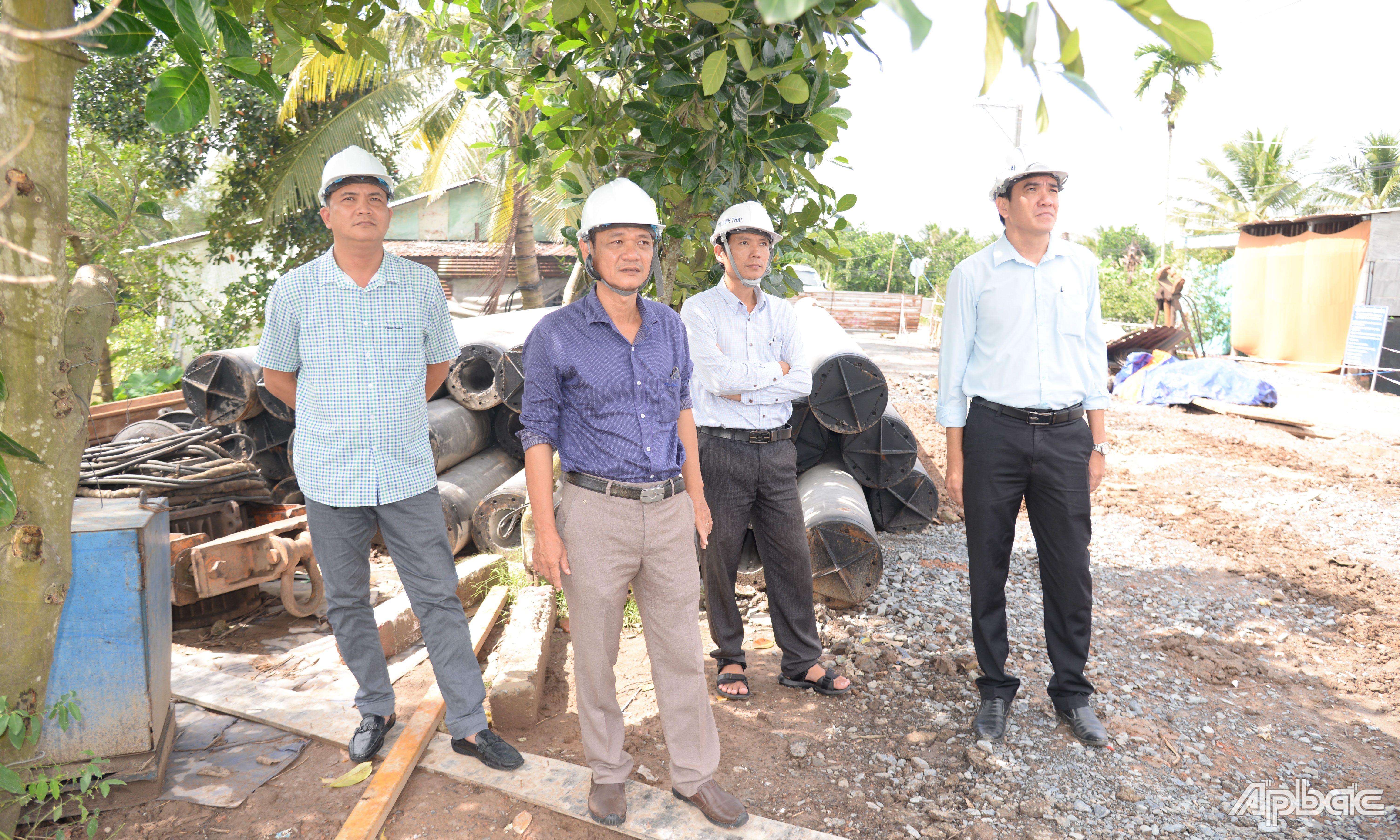 Đại diện Ban Quản lý dự án và nhà thầu kiểm tra thực tế tại công trường.