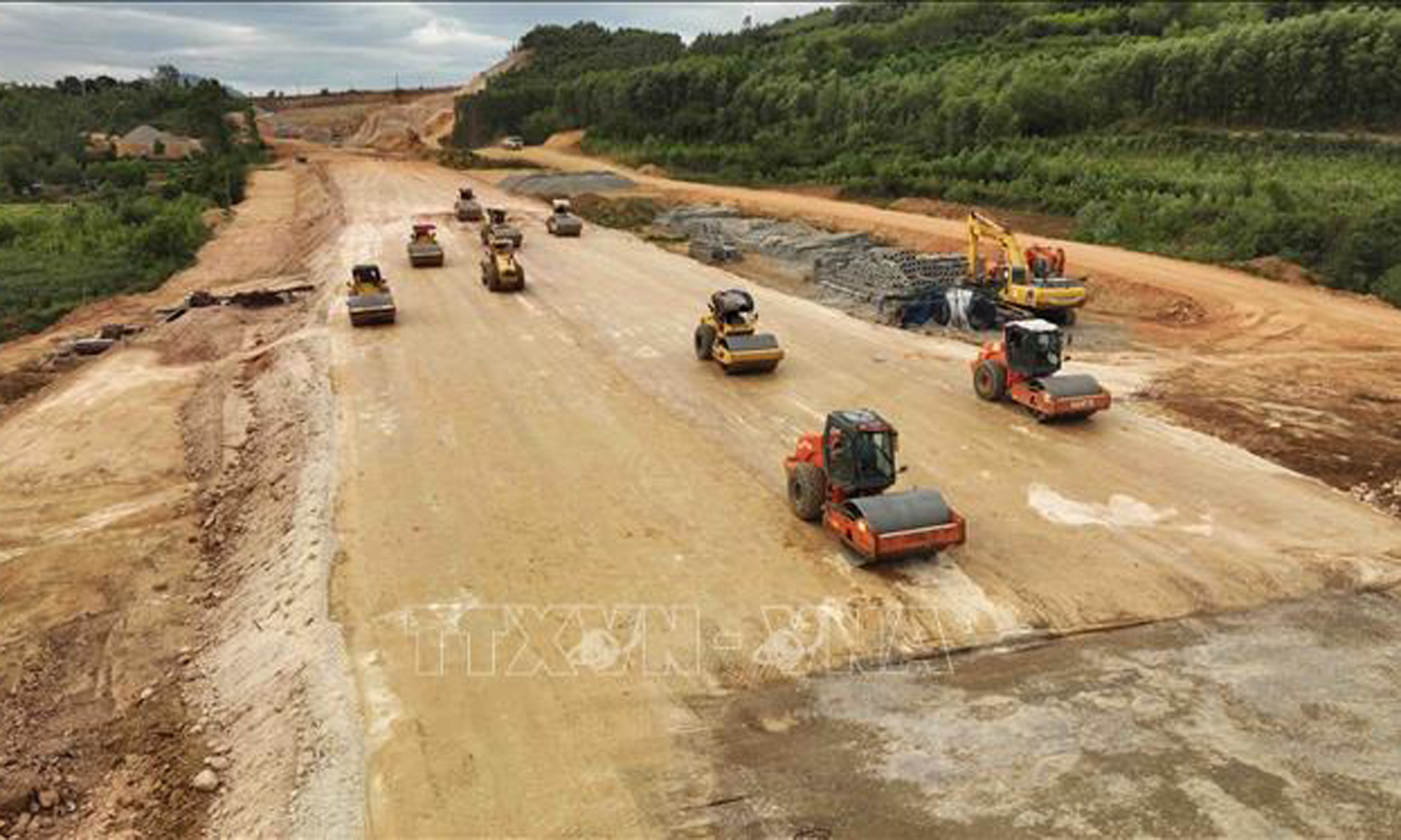 Thi công tuyến cao tốc Quy Nhơn - Chí Thạnh, đoạn qua xã An Dân, huyện Tuy An, tỉnh Phú Yên. Ảnh: Vũ Sinh/TTXVN