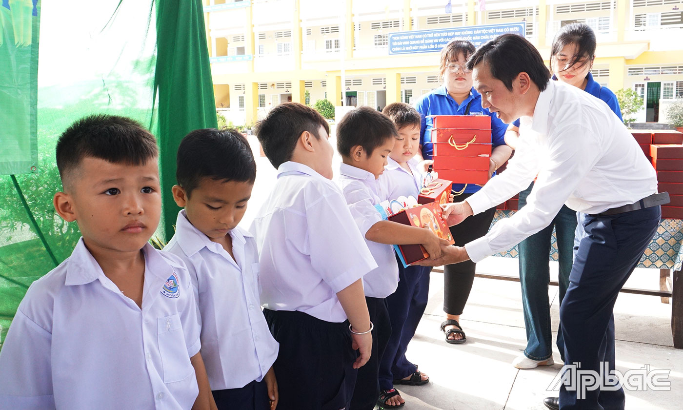 Đồng chí Nguyễn Trọng Tấn, Phó Tổng Biên tập Báo Ấp Bắc trao quà trung thu cho các em thiếu nhi tại Trường Tiểu học Phú Cường