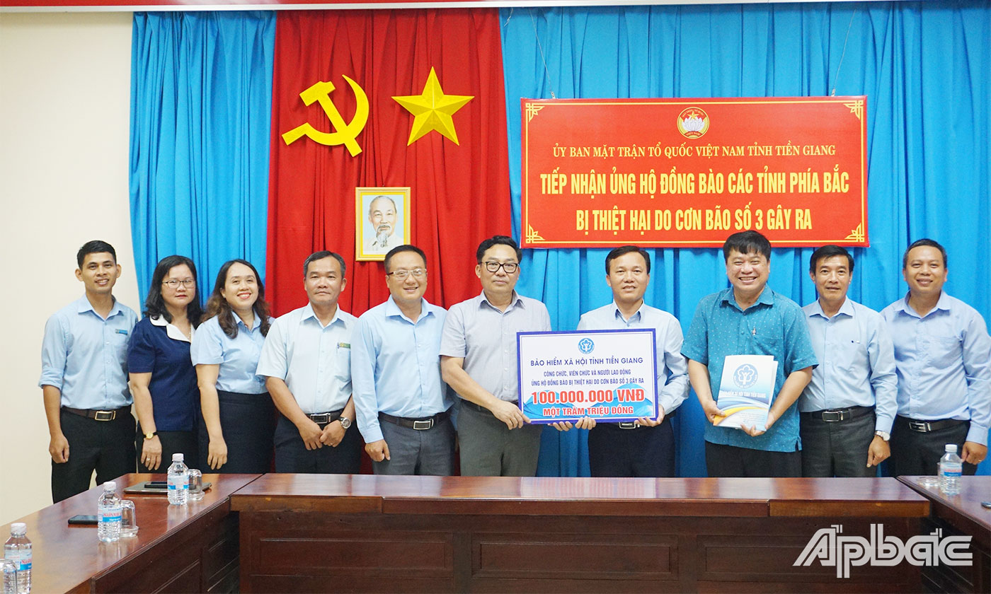 Bảo hiểm xã hội tỉnh trao Bảng tượng trưng ủng hộ 100 triệu đồng 