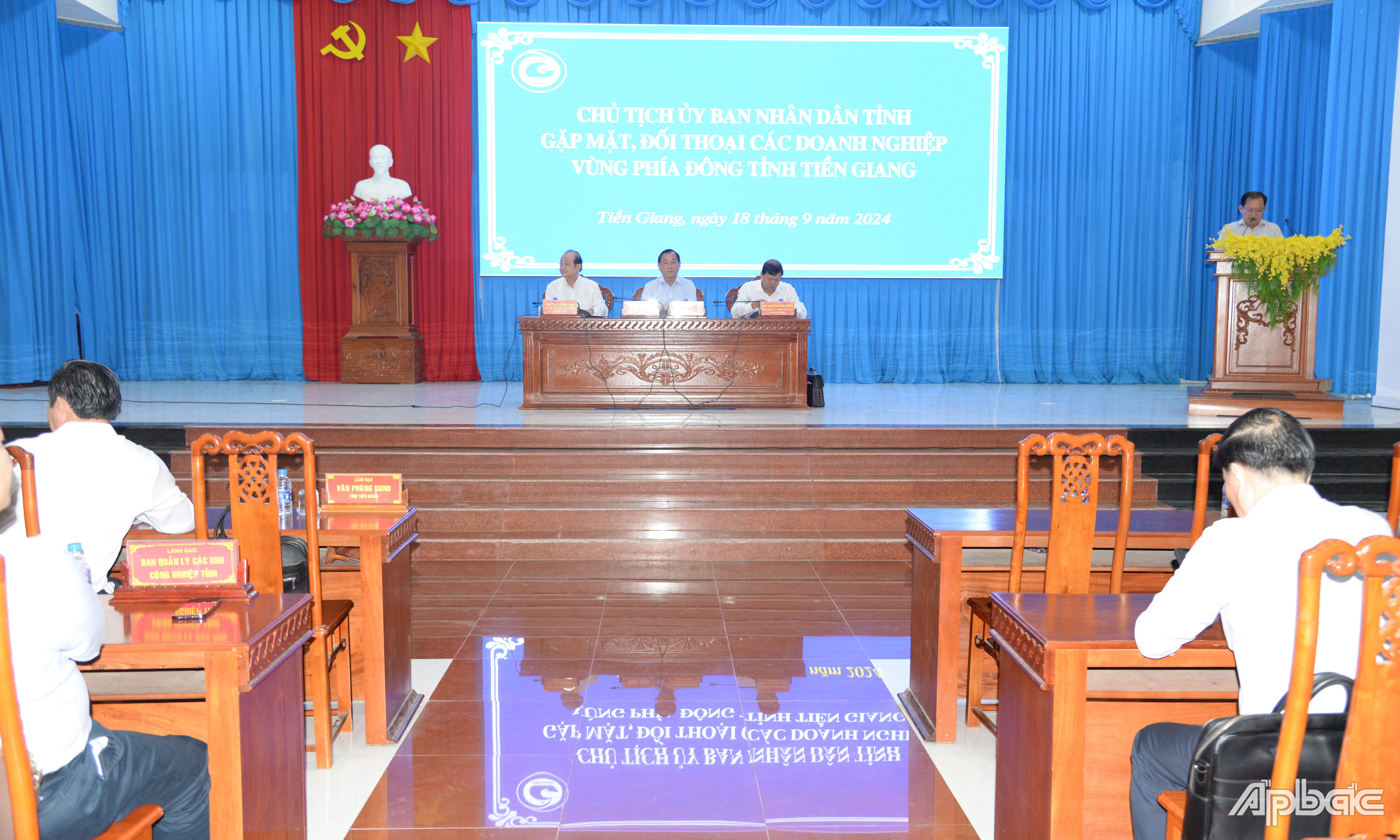 Quang cảnh buổi gặp mặt, đối thoại.