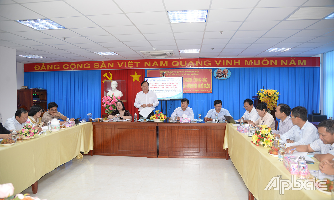 Đồng chí Nguyễn Hữu Lợi phát biểu tại buổi làm việc