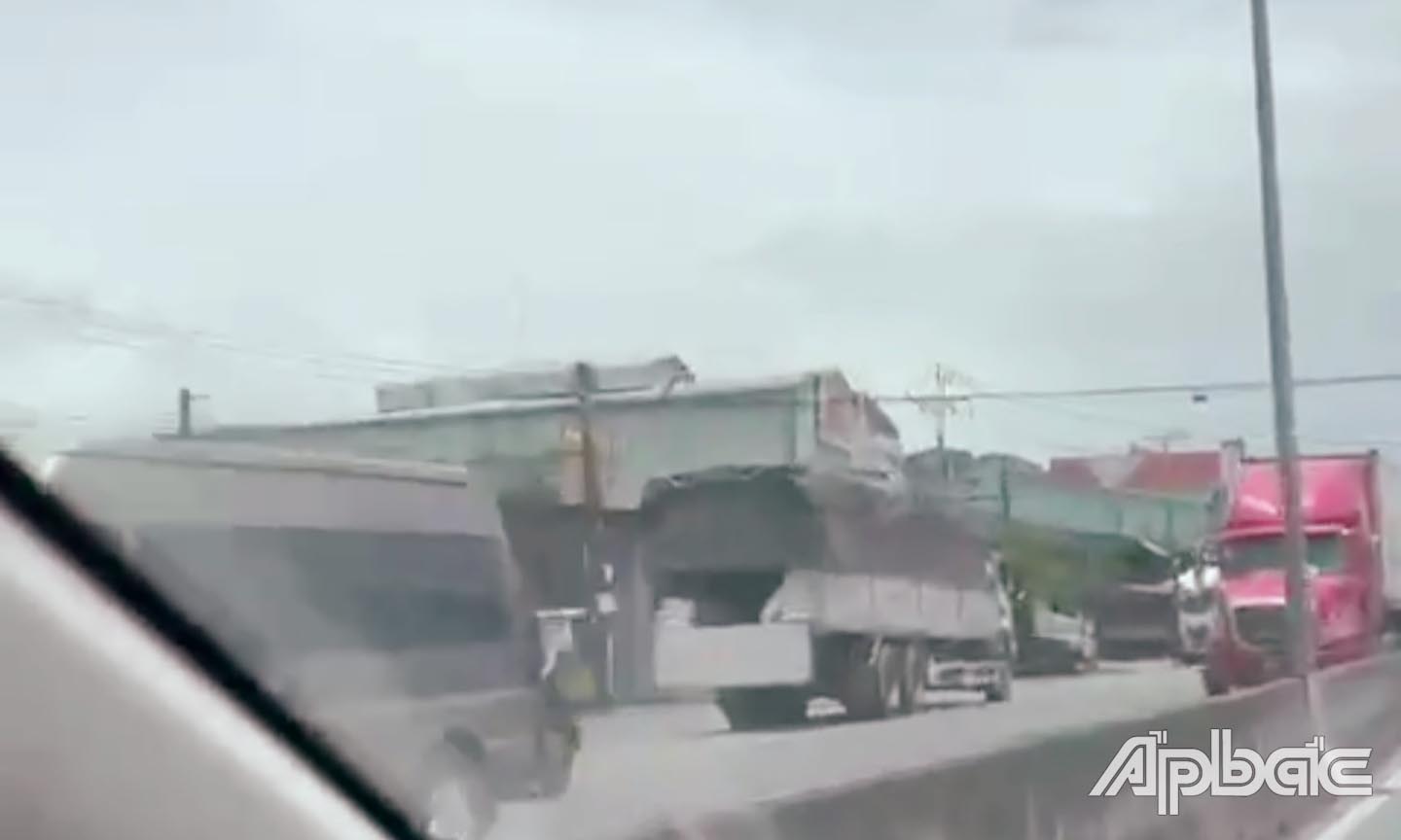 Xe tải di chuyển ngược chiều trong khi các phương tiện đang lưu rất lớn.