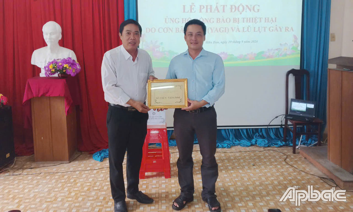  Nguoi dân hưởng ứng đóng góp cứu trợ đồng bào bị thiên tai tại các tỉnh-thành phía Bắc do MTTQ các xã-thị trấn huyện Châu Thành phát động